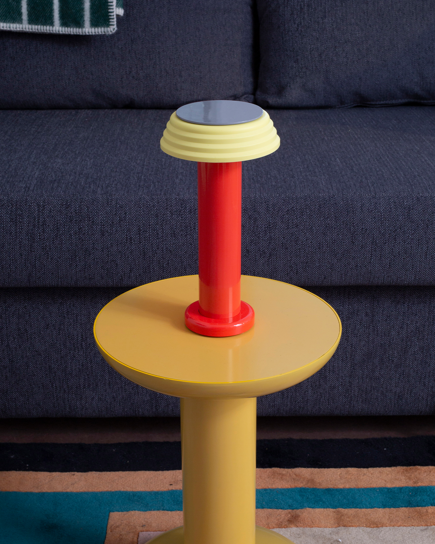 Lampada da tavolo portatile PL1, rossa e gialla
