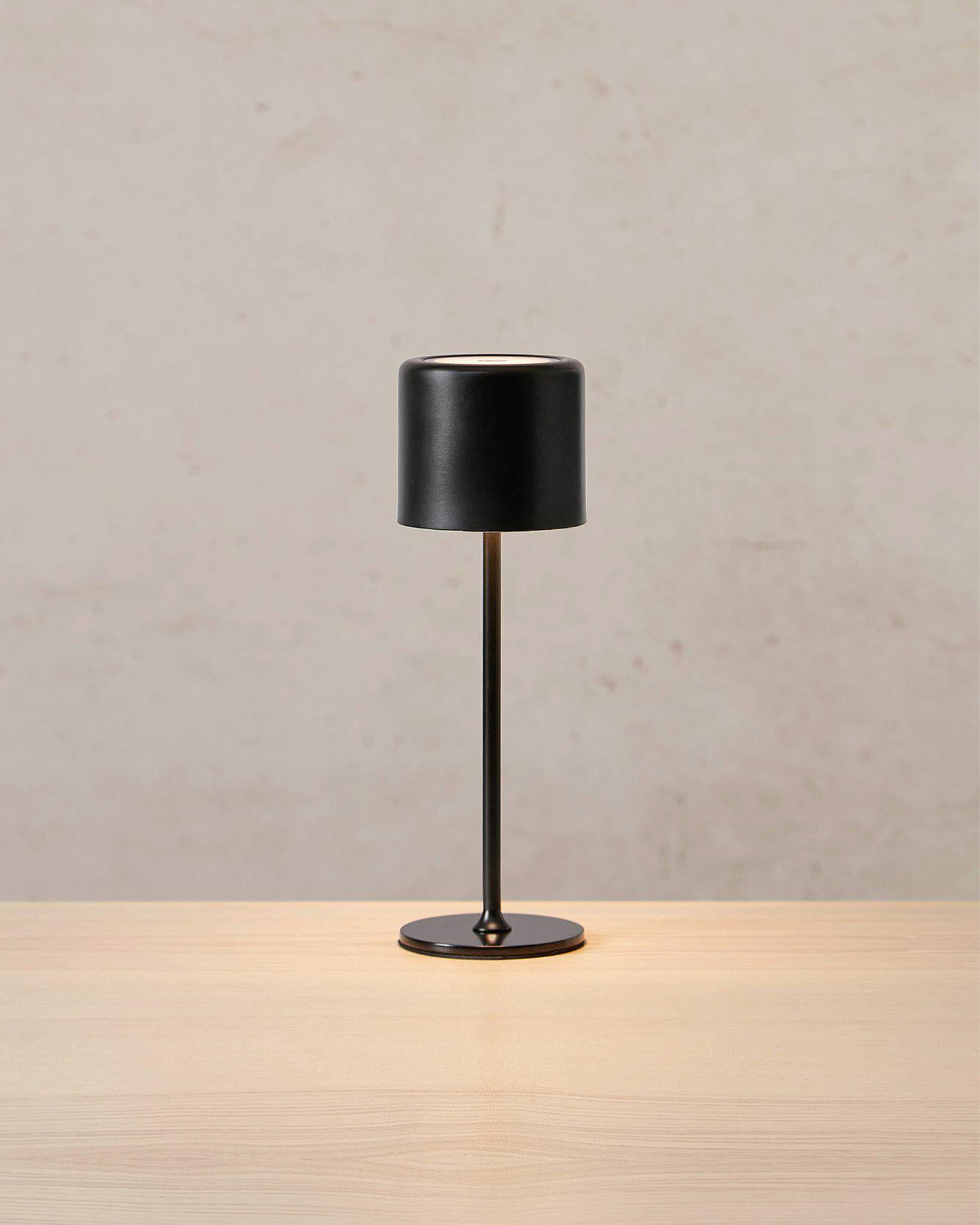 Lampada da tavolo ricaricabile Filo, nera
