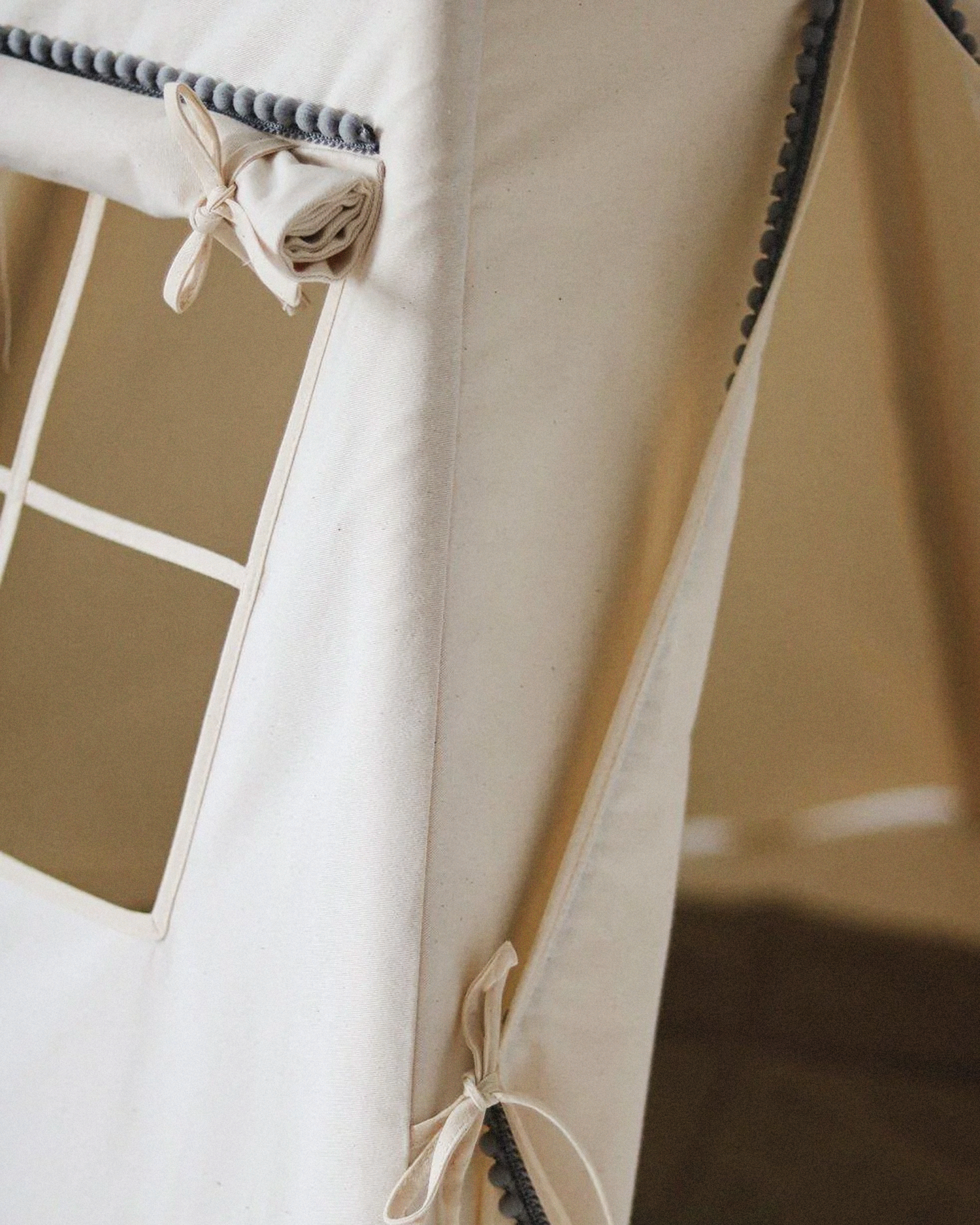 Tenda Teepee Grey Pompoms