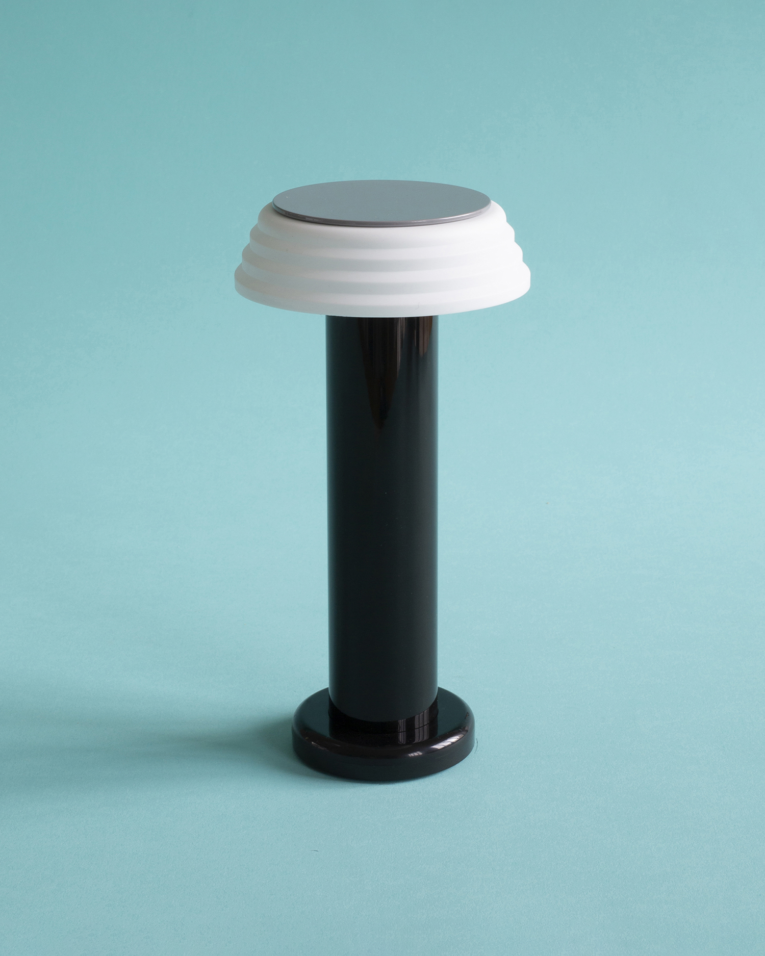 Lampada da tavolo portatile PL1, nera e bianca