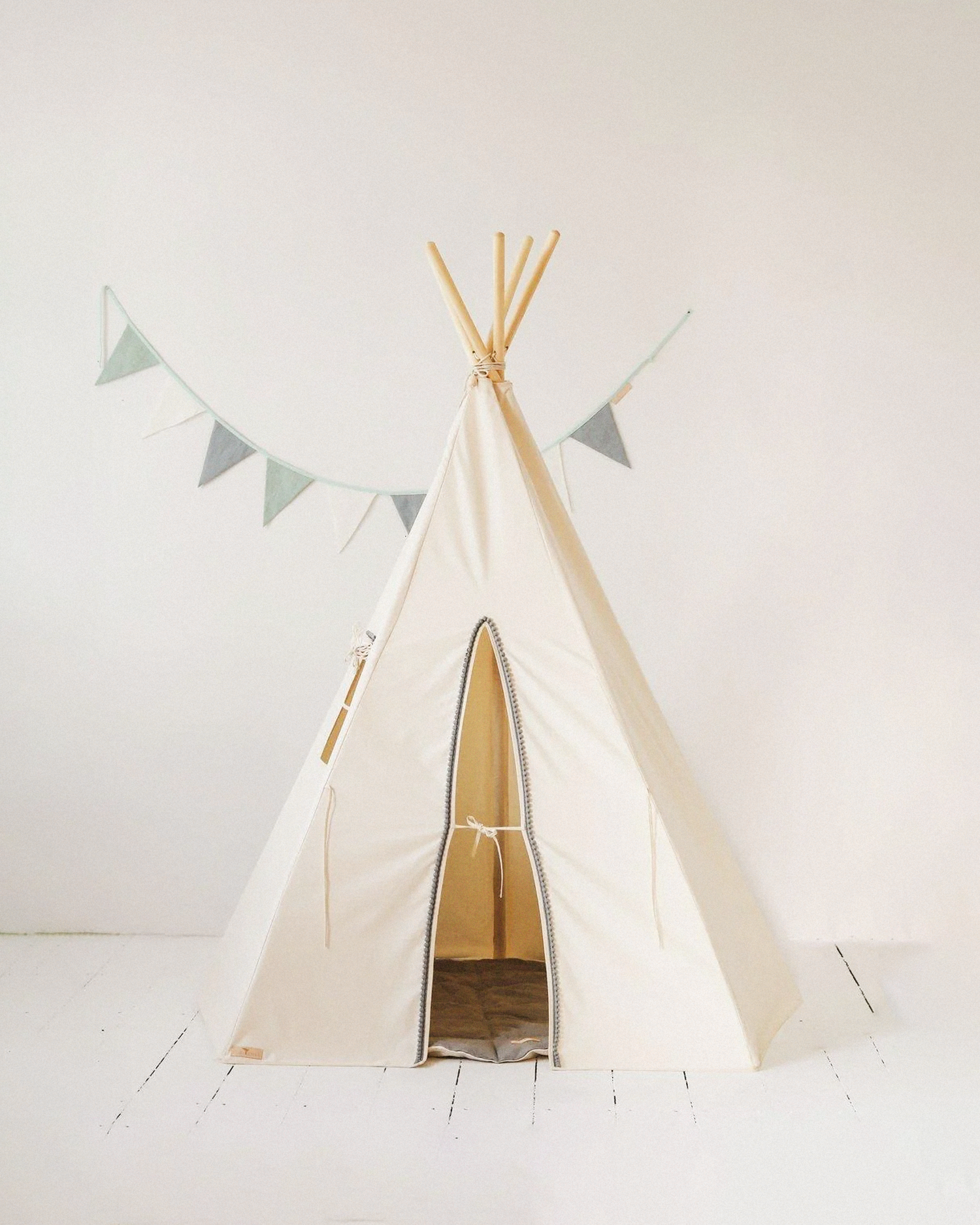 Tenda Teepee Grey Pompoms