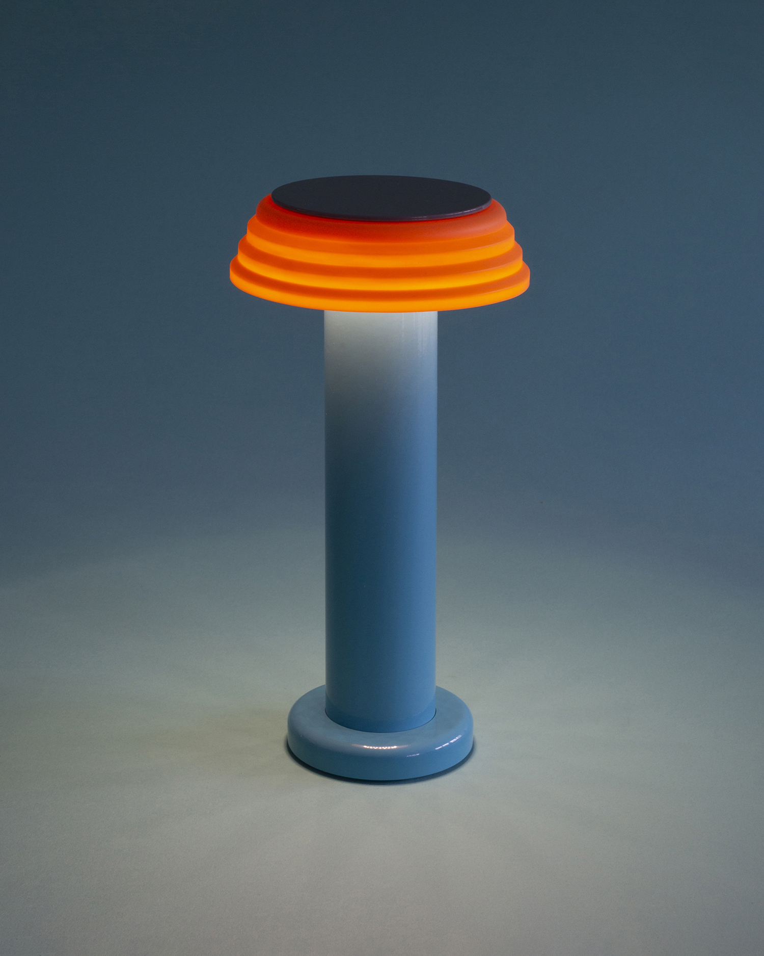 Lampada da tavolo portatile PL1, blu e arancione