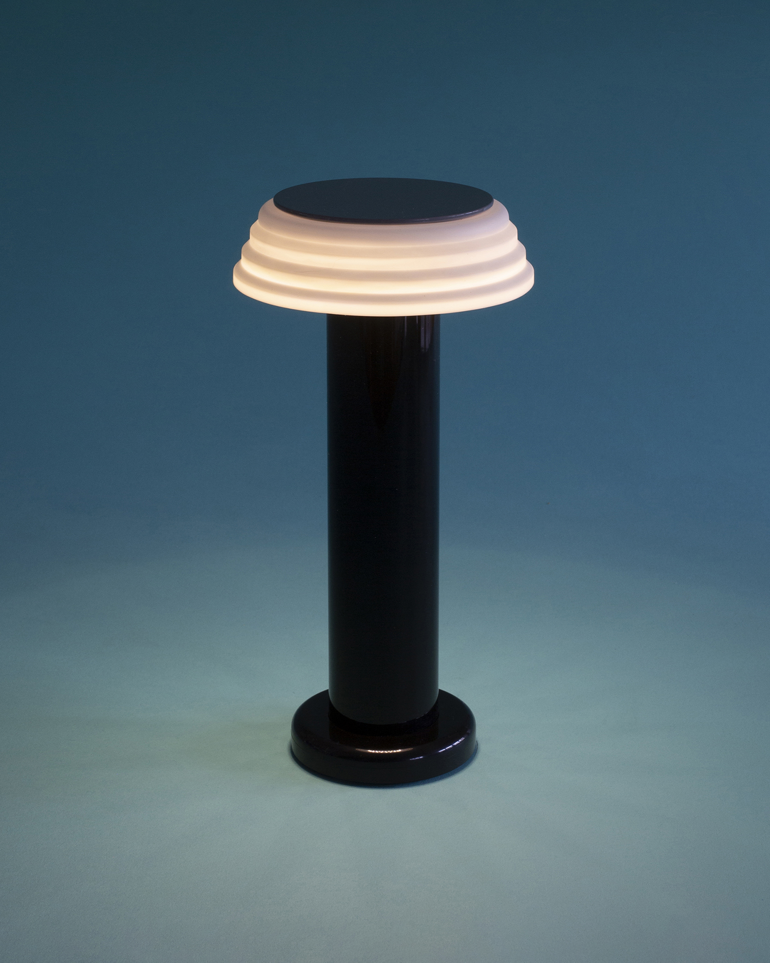 Lampada da tavolo portatile PL1, nera e bianca