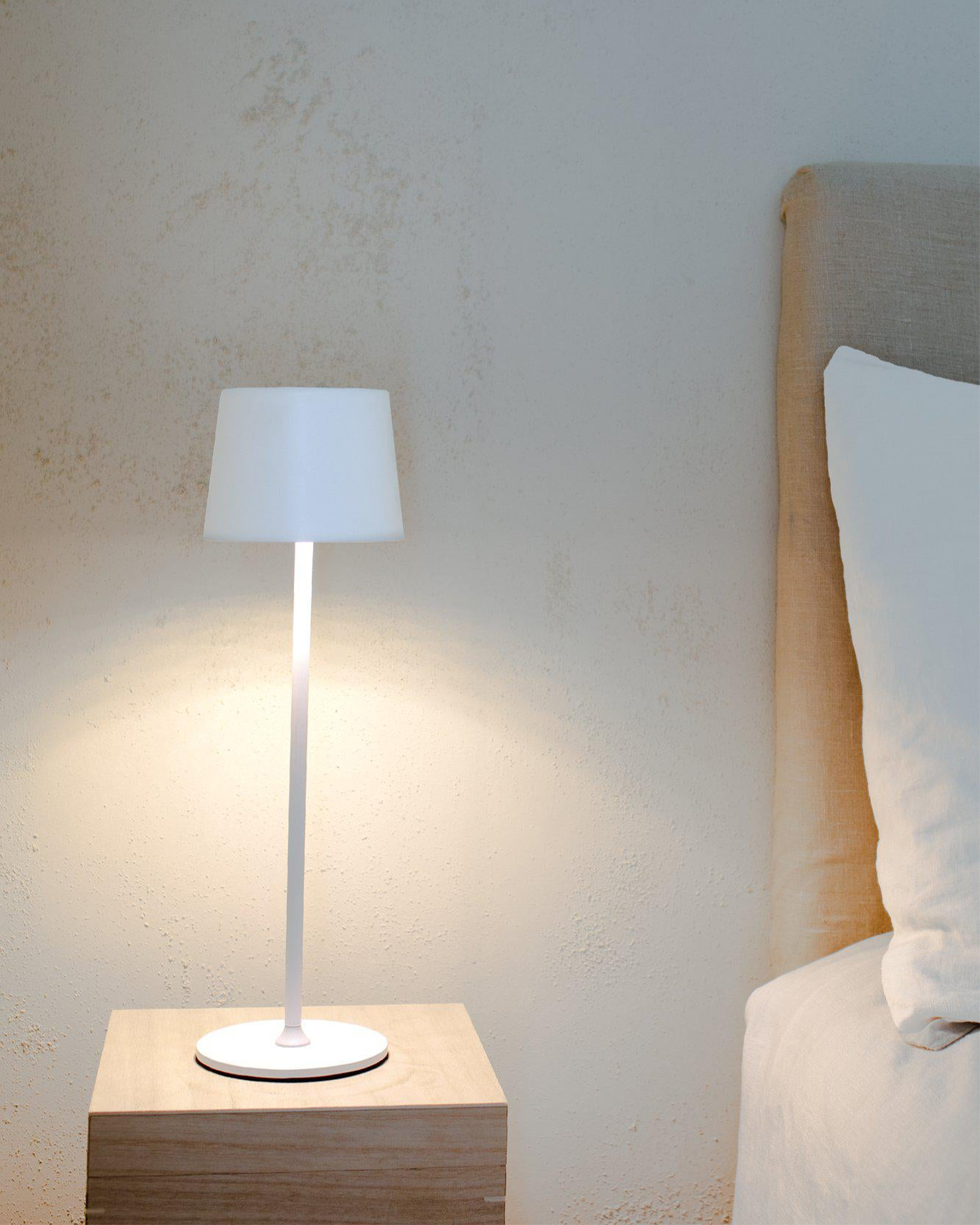 Lampada da tavolo ricaricabile Fiore, bianca
