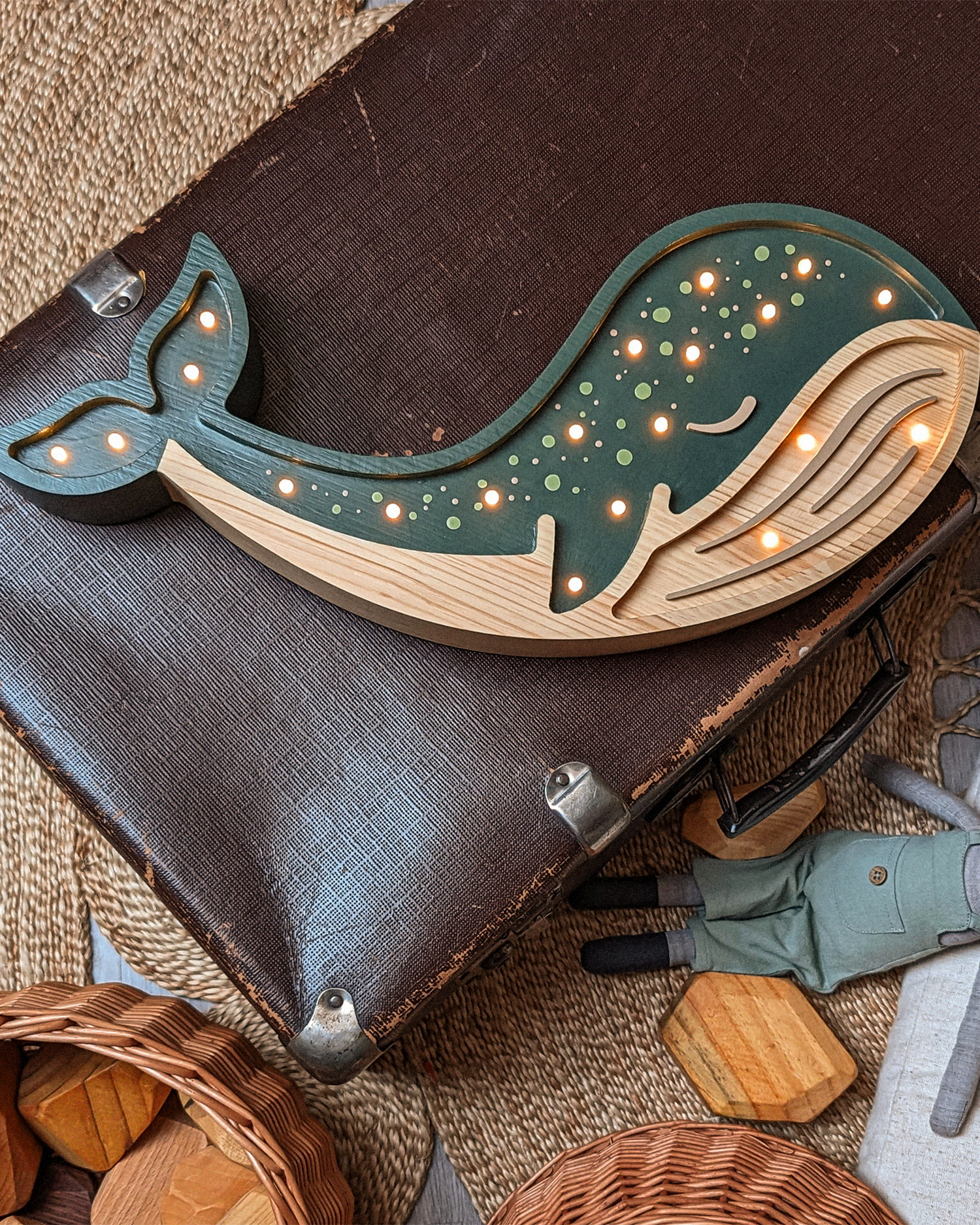 Lampada portatile in legno Whale, verde