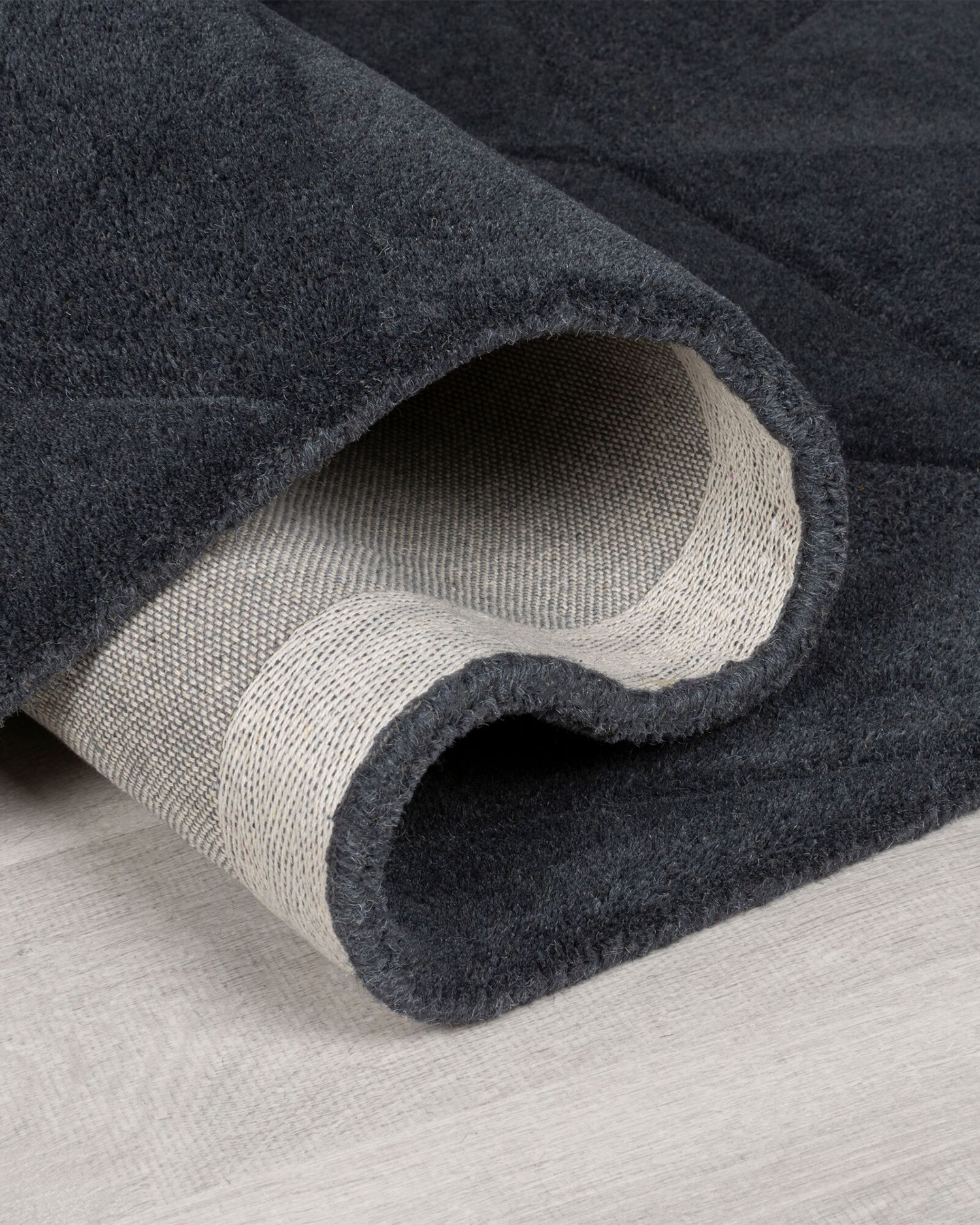 Tappeto geometrico in lana Shard, grigio scuro