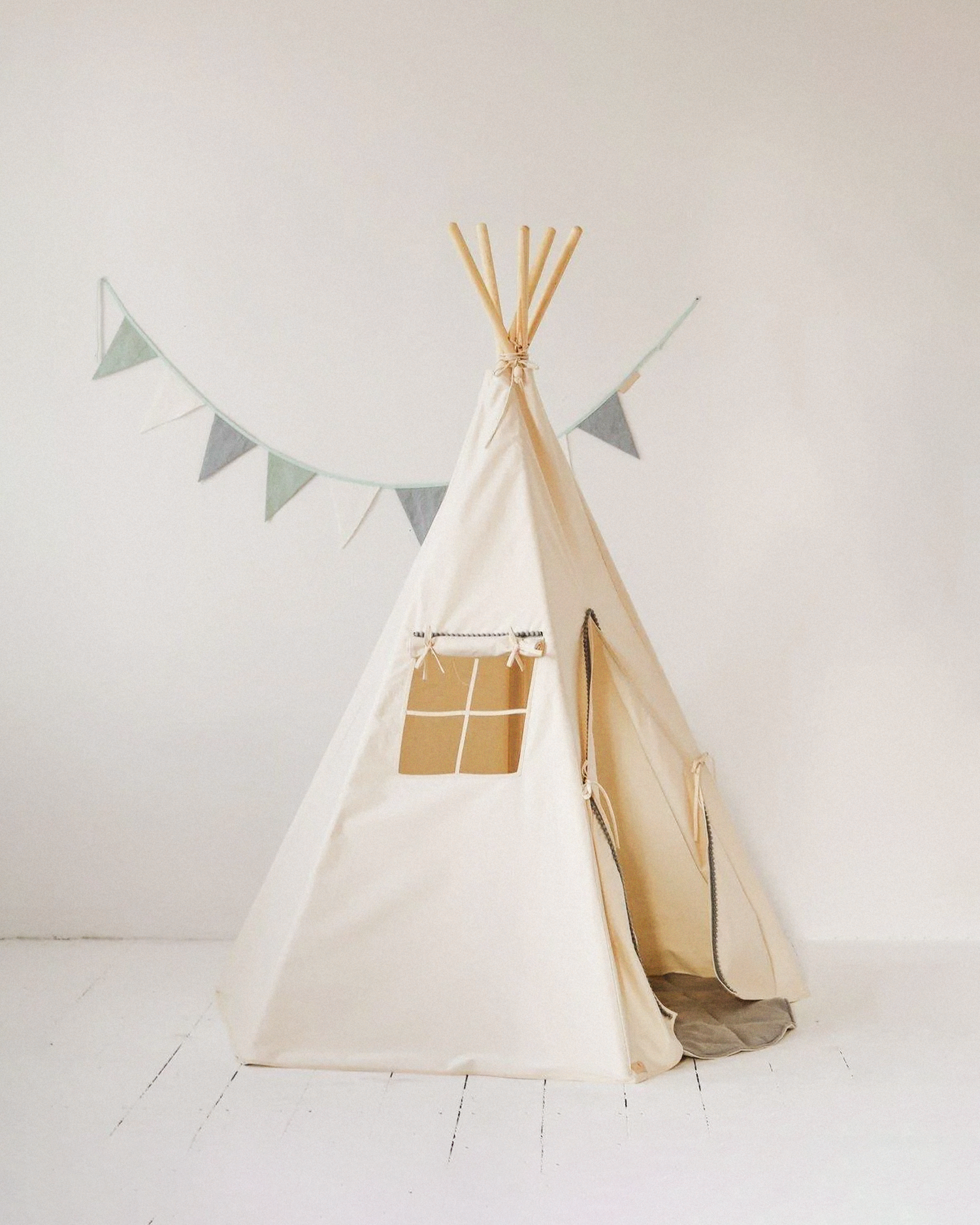 Tenda Teepee Grey Pompoms