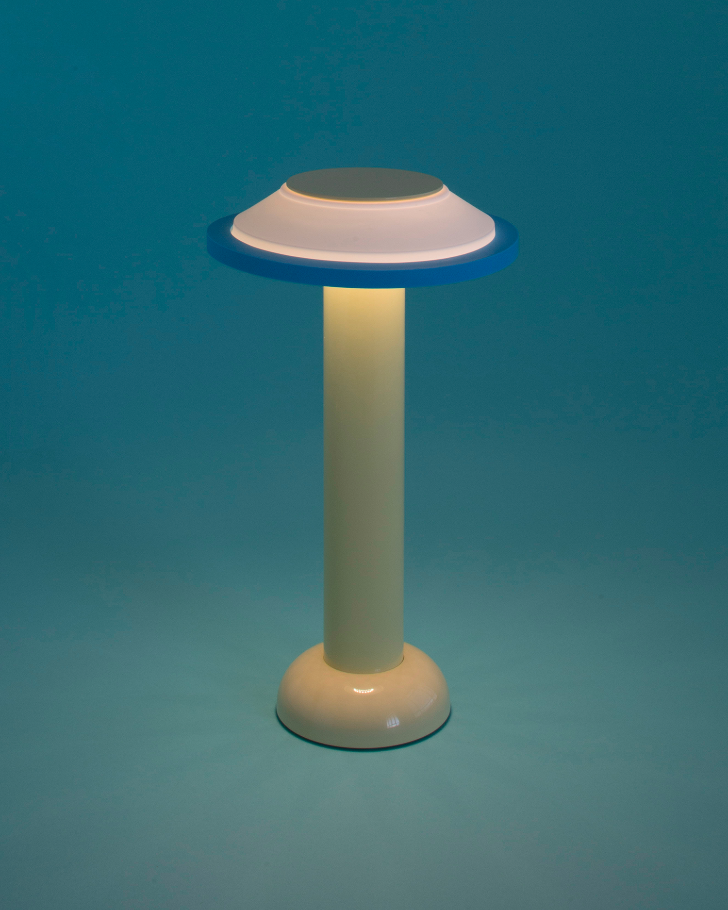 Lampada da tavolo portatile PL2, gialla e bianca
