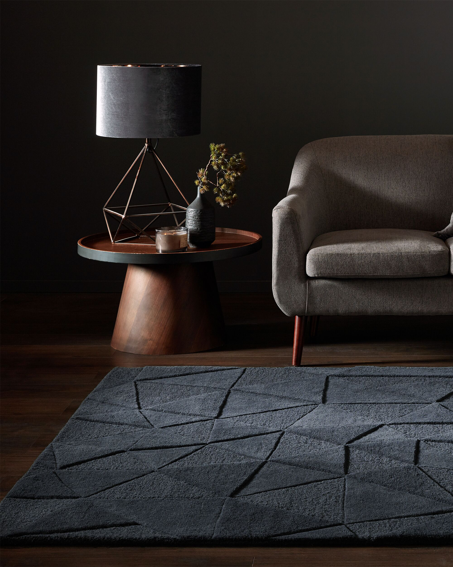 Tappeto geometrico in lana Shard, grigio scuro