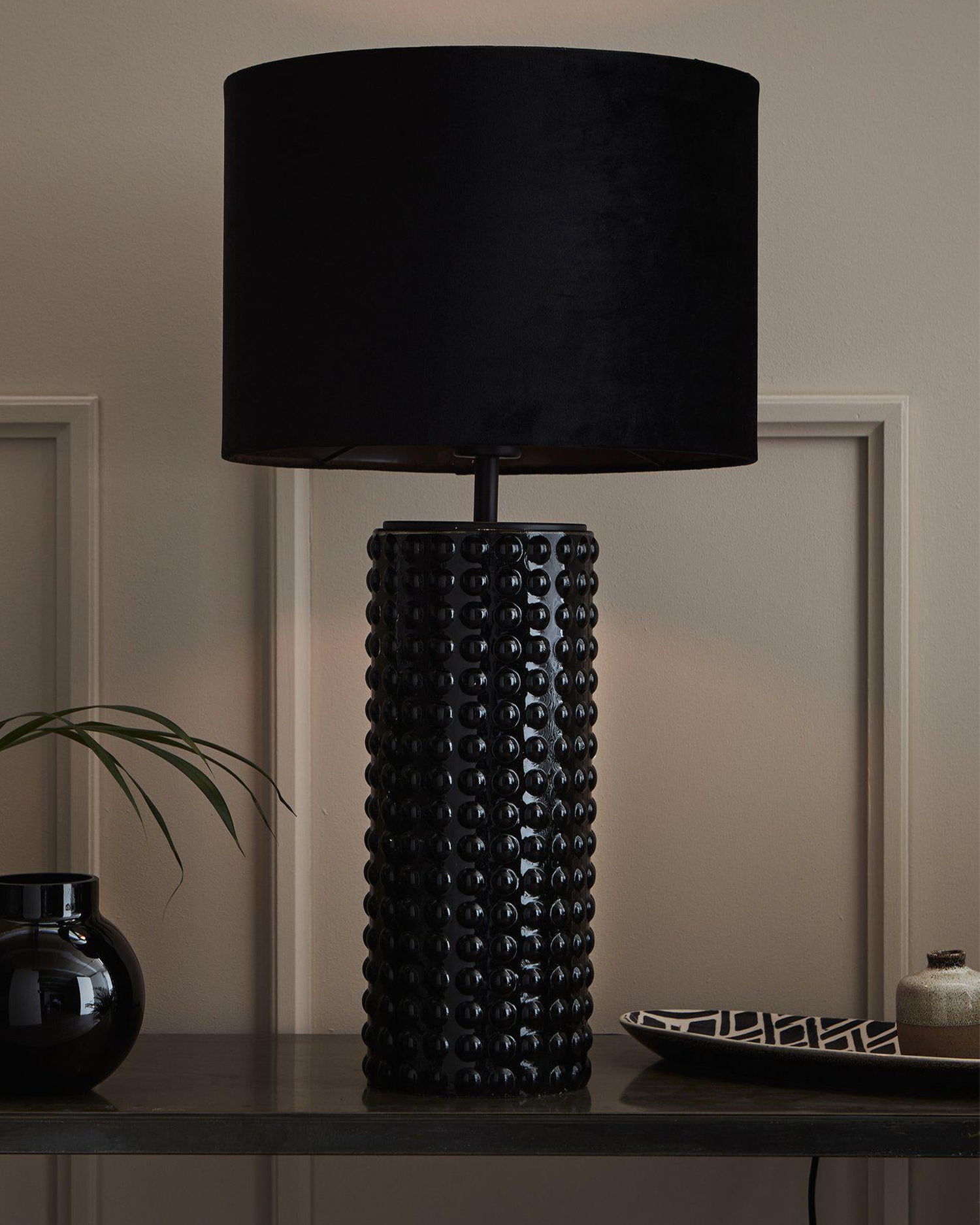 Lampada da tavolo Proud, nera