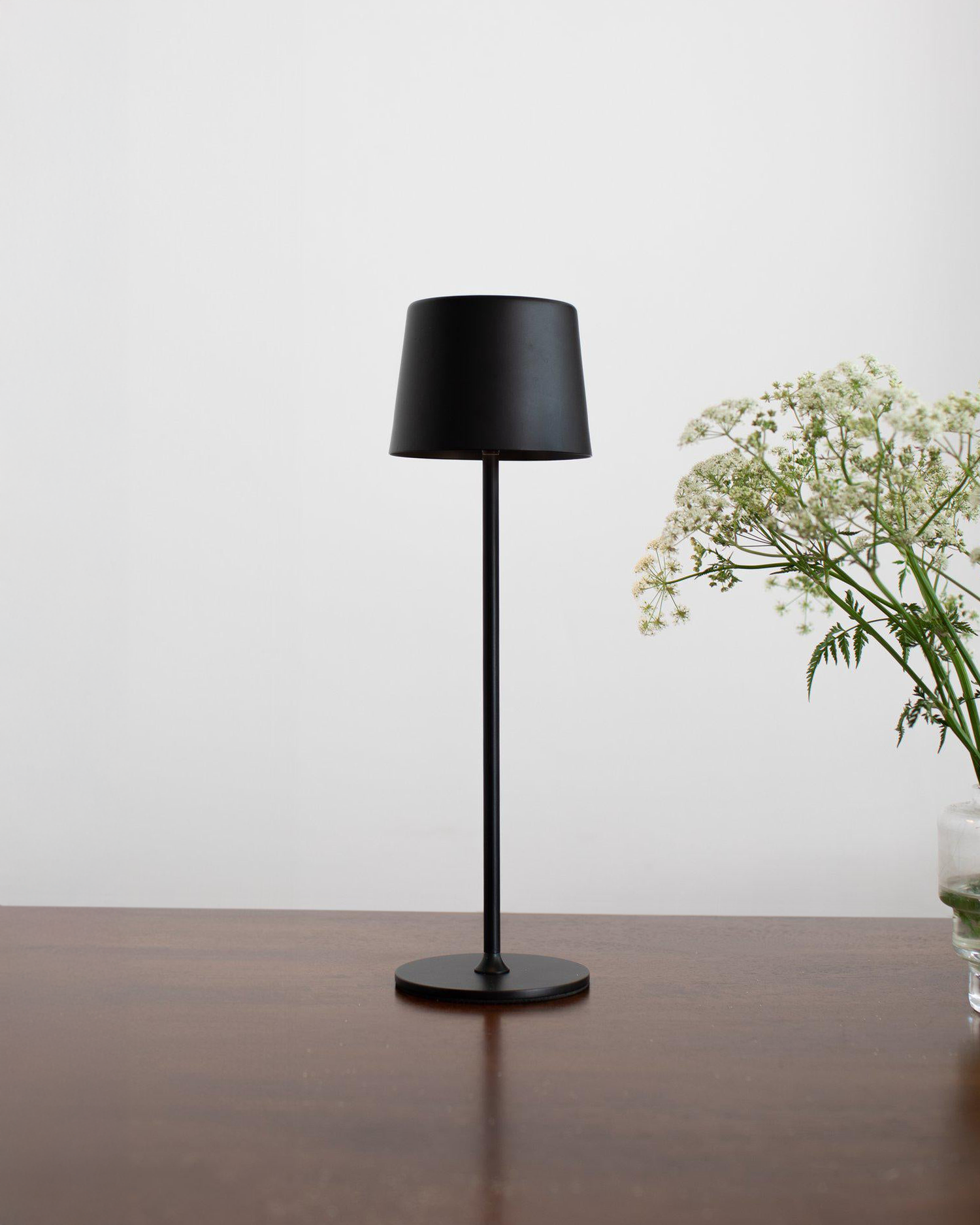 Lampada da tavolo ricaricabile Fiore, nera