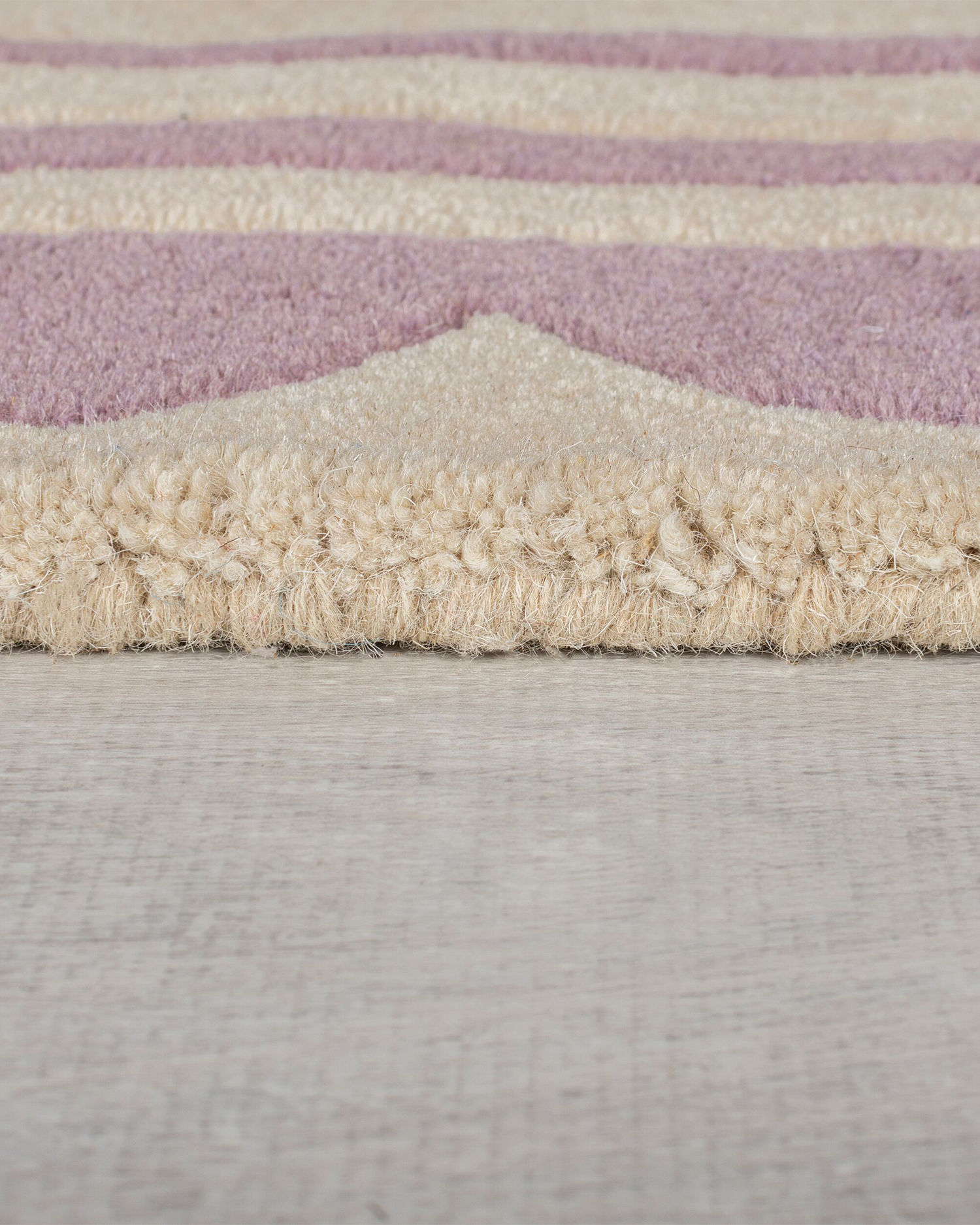 Tappeto in lana con bordo smerlato Lois, rosa