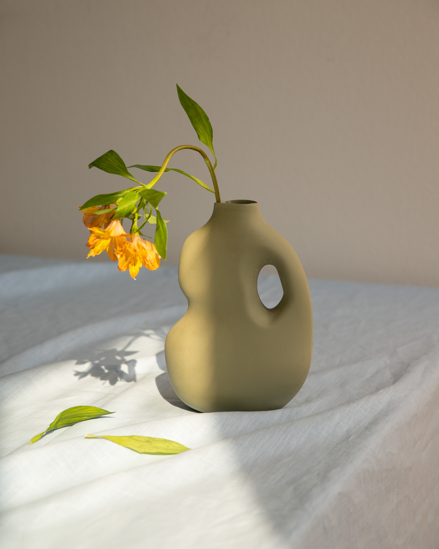 Vaso in ceramica Aura II, verde salvia