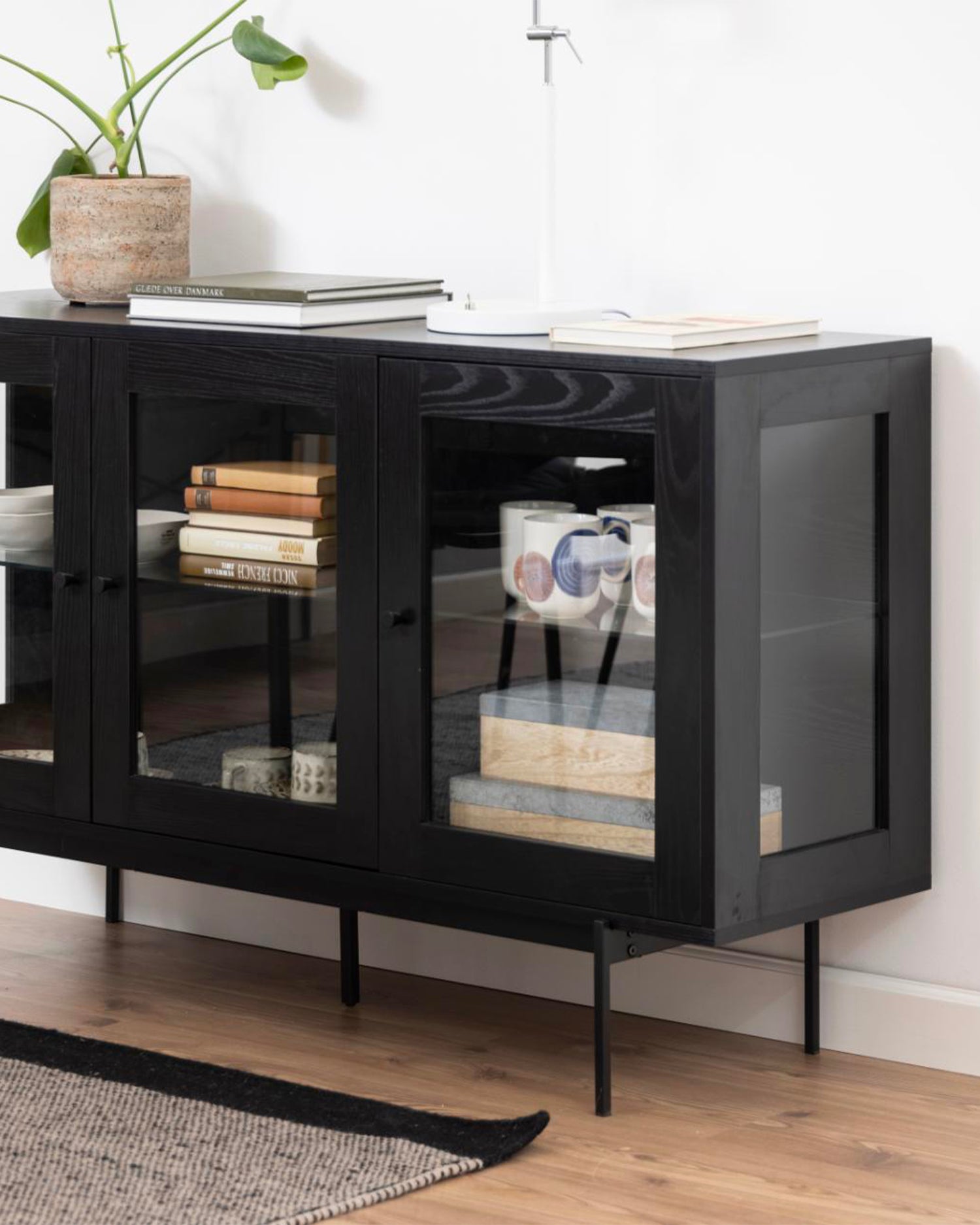 Credenza in legno con ante in vetro Angus