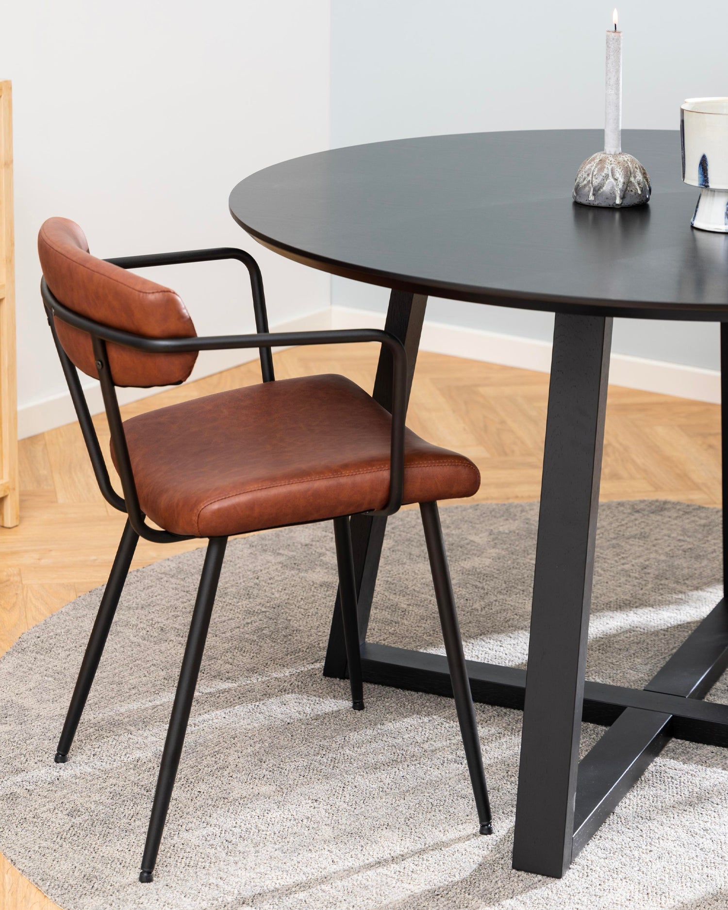 Tavolo da pranzo rotondo in legno Hygge