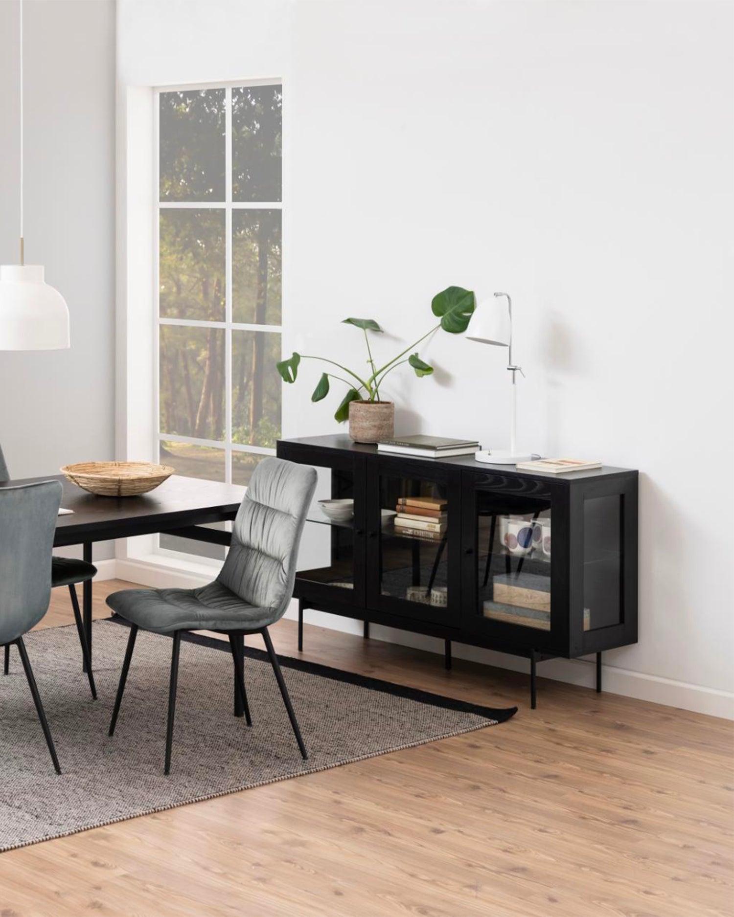 Credenza in legno con ante in vetro Angus