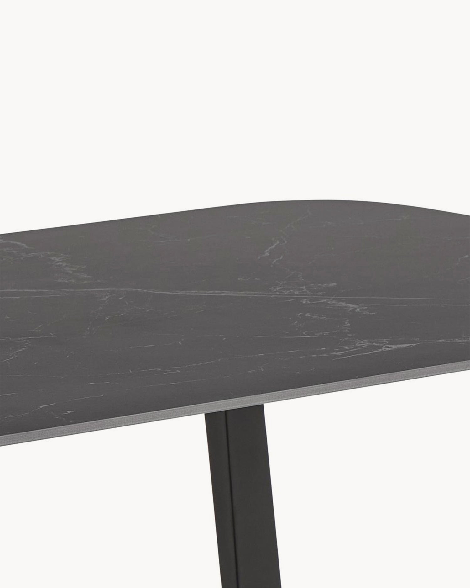 Tavolo da pranzo con piano in ceramica effetto venato