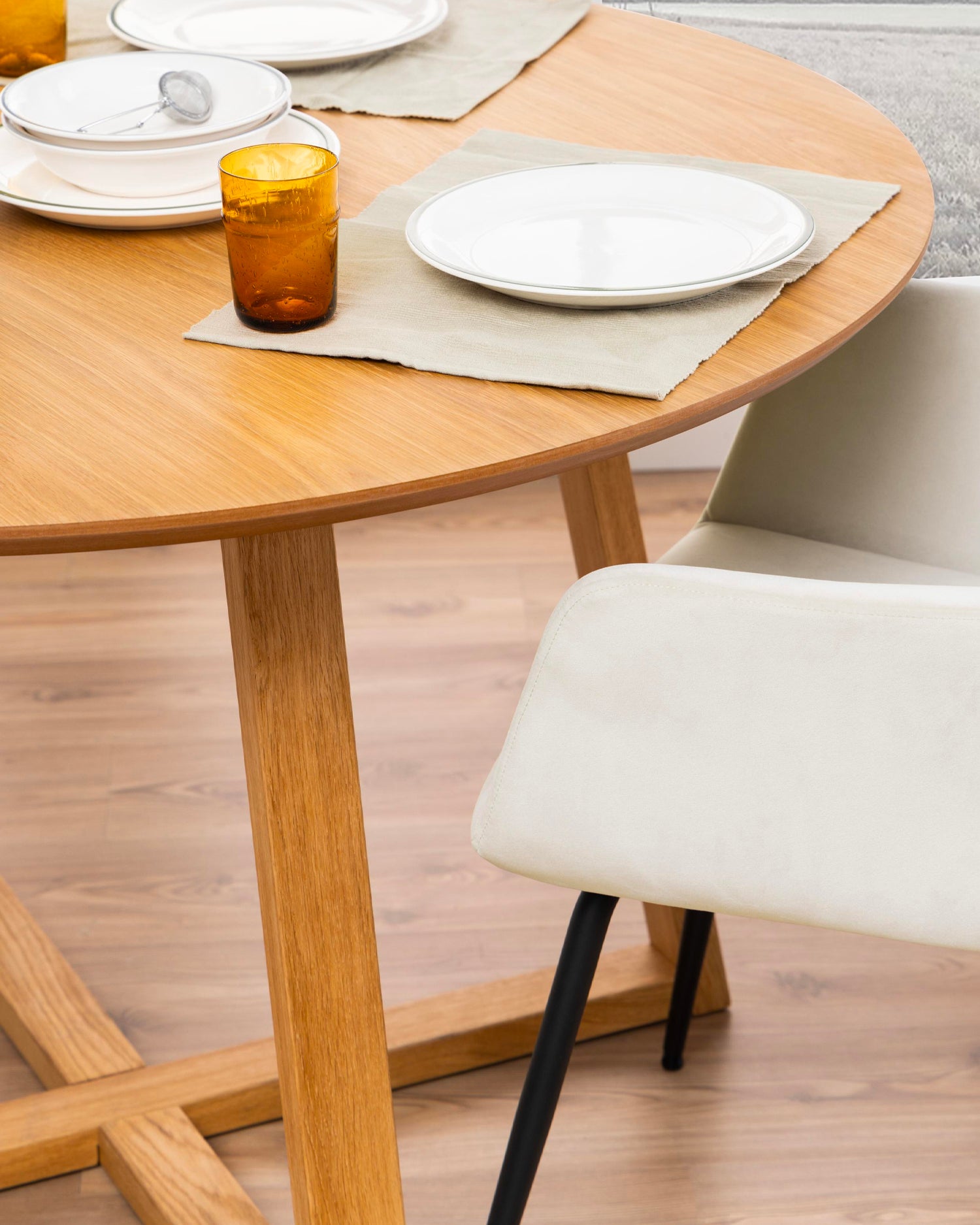 Tavolo da pranzo rotondo in legno Hygge