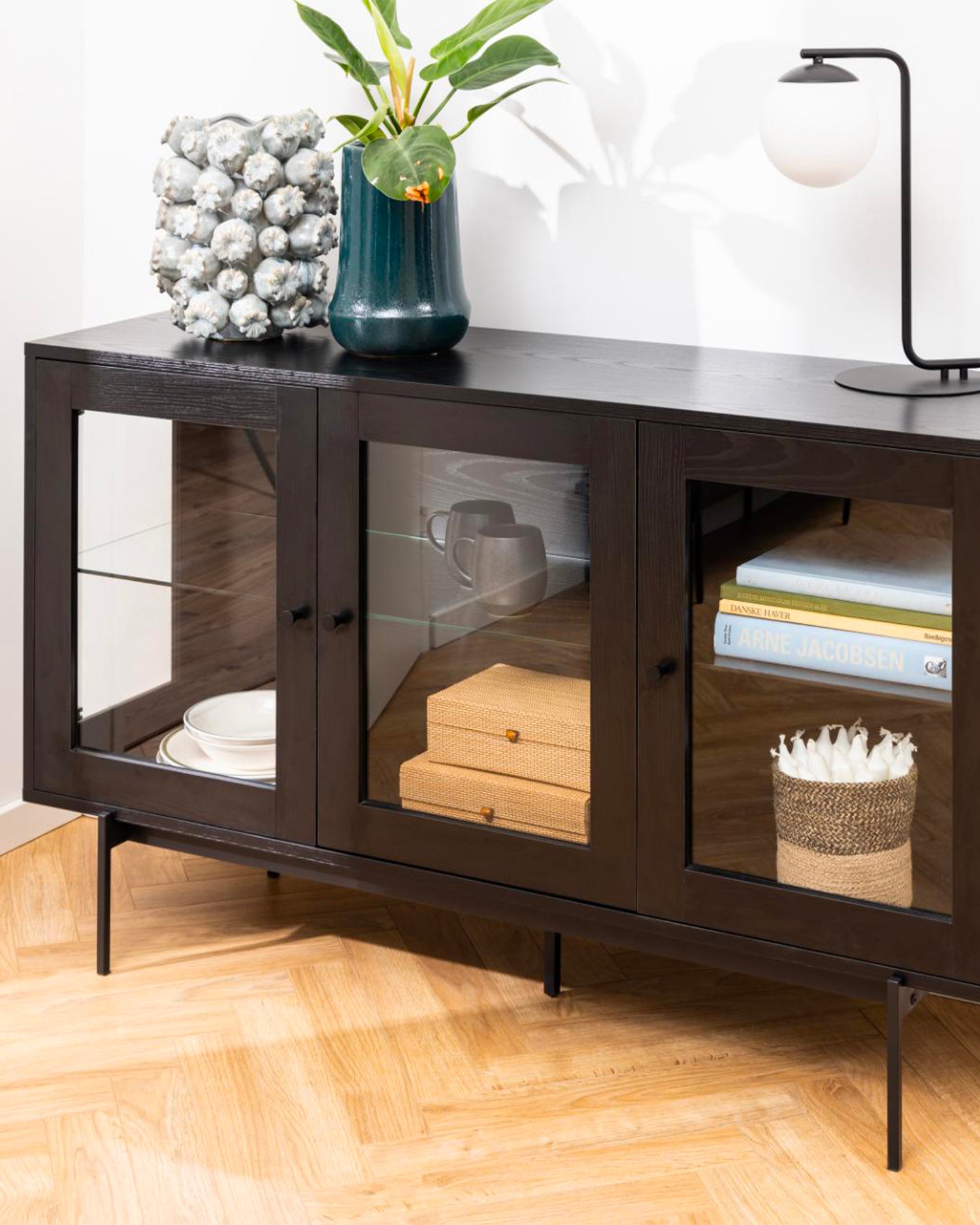 Credenza in legno con ante in vetro Angus