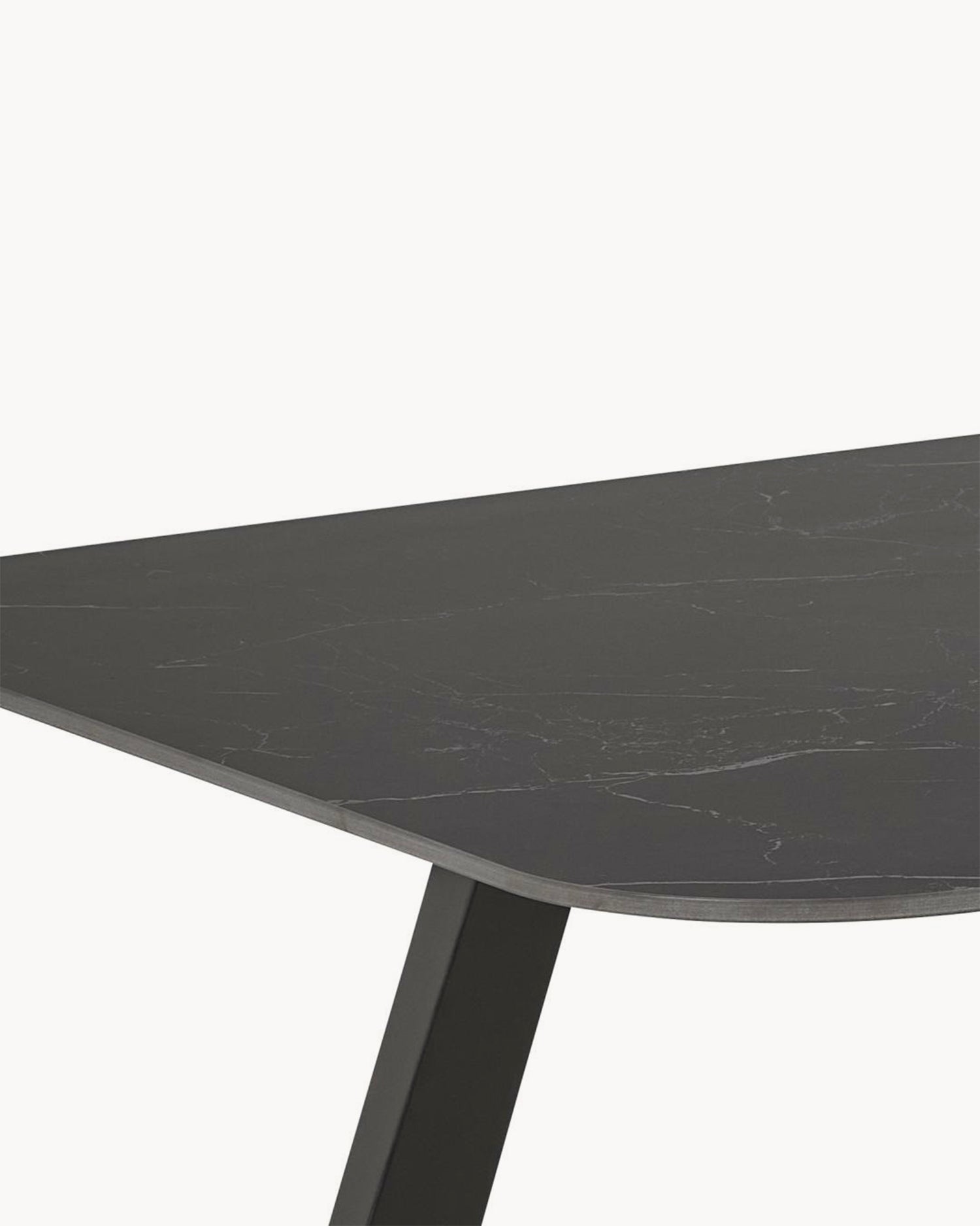 Tavolo da pranzo con piano in ceramica effetto venato