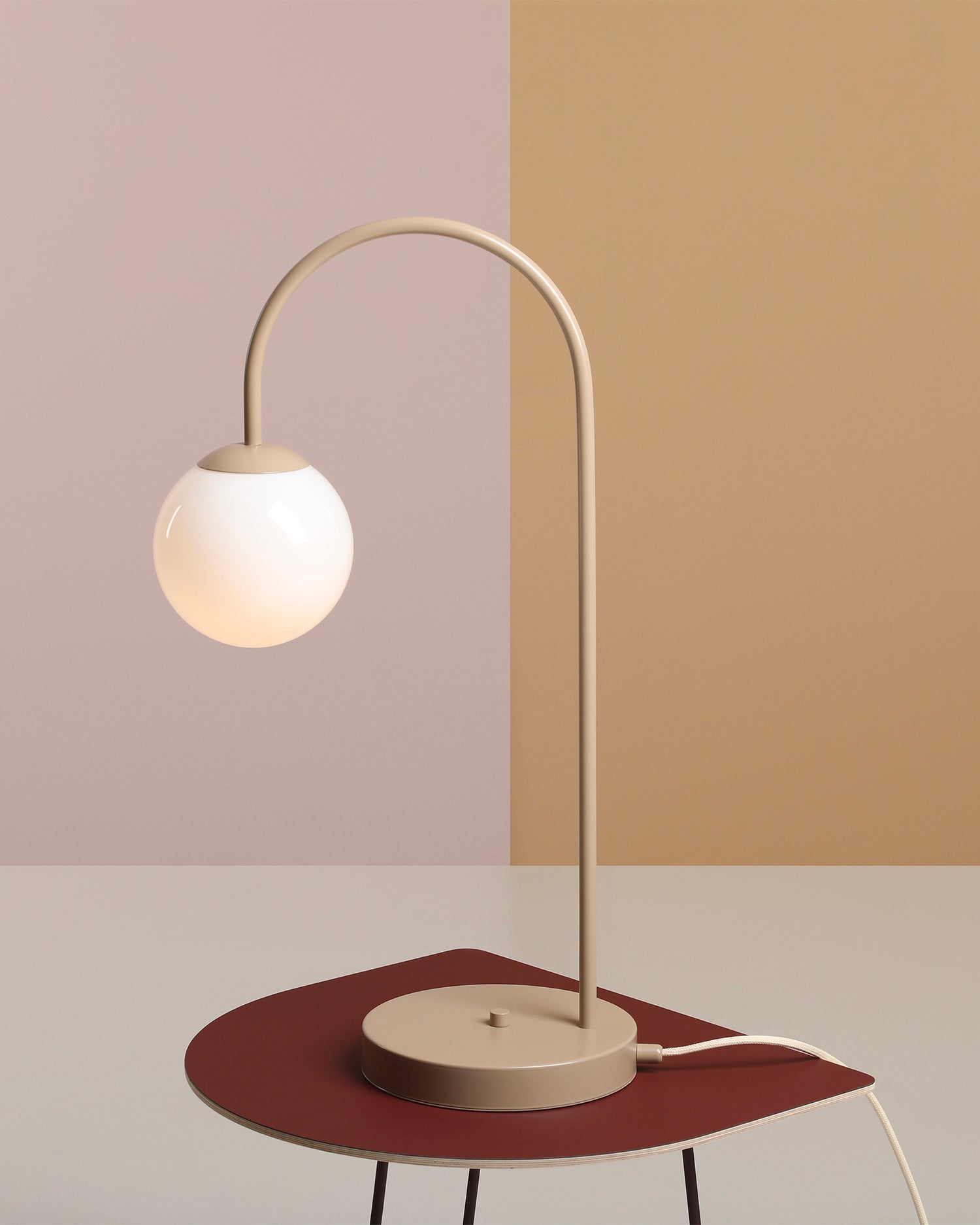 Lampada da tavolo Una, beige
