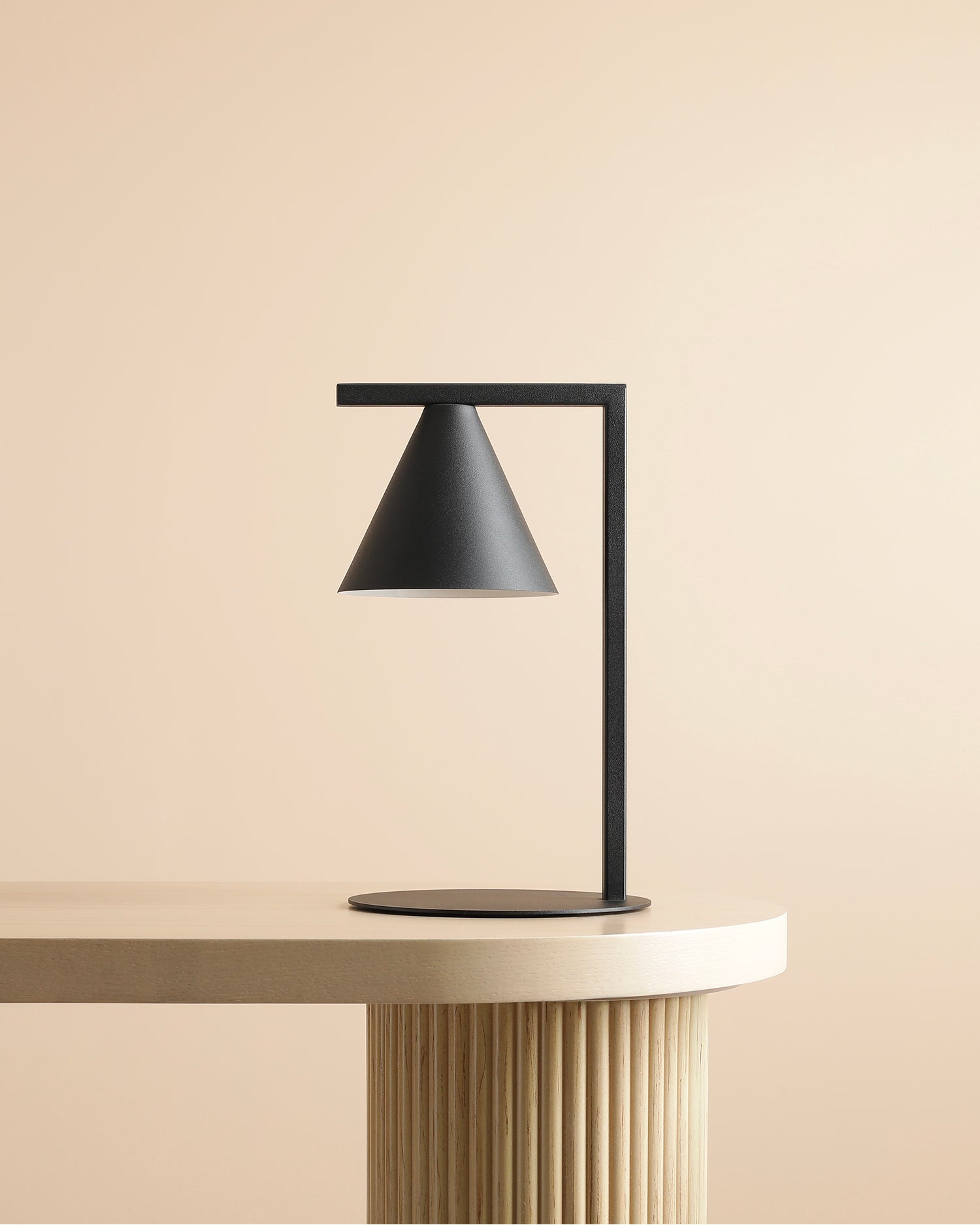 Lampada da tavolo Form, nera