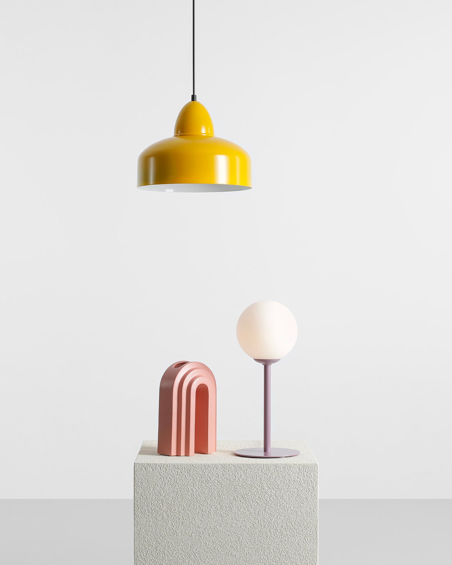 Lampada da tavolo Pinne, lilla