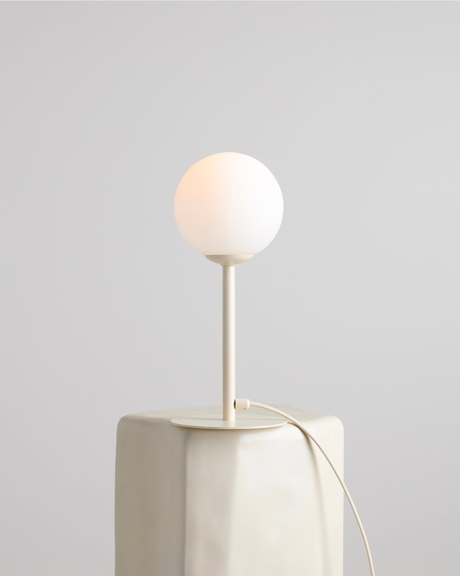 Lampada da tavolo Pinne, crema