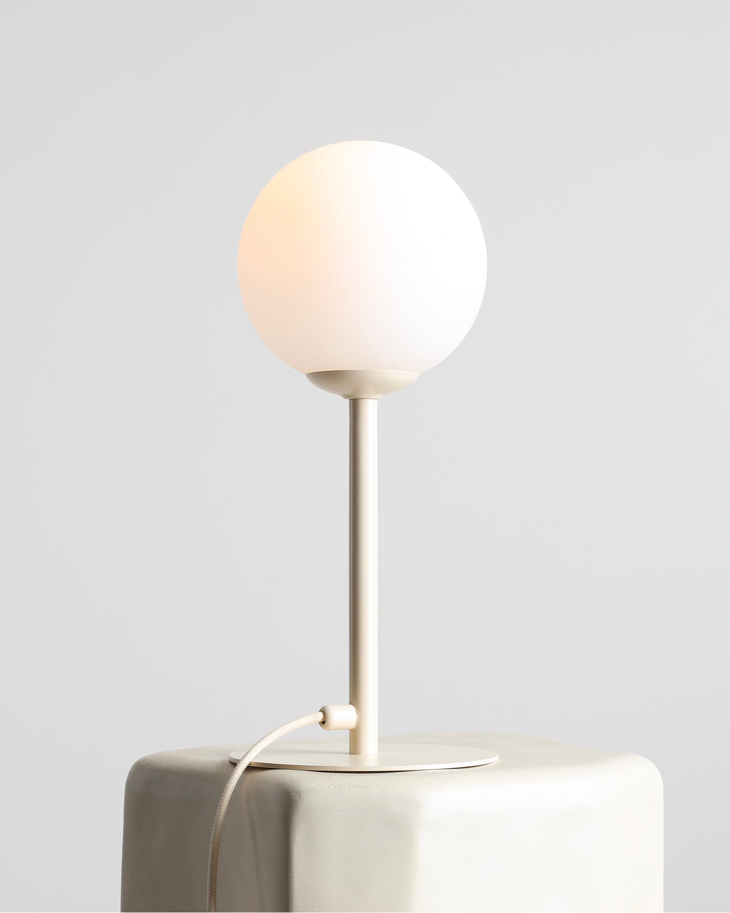 Lampada da tavolo Pinne, crema