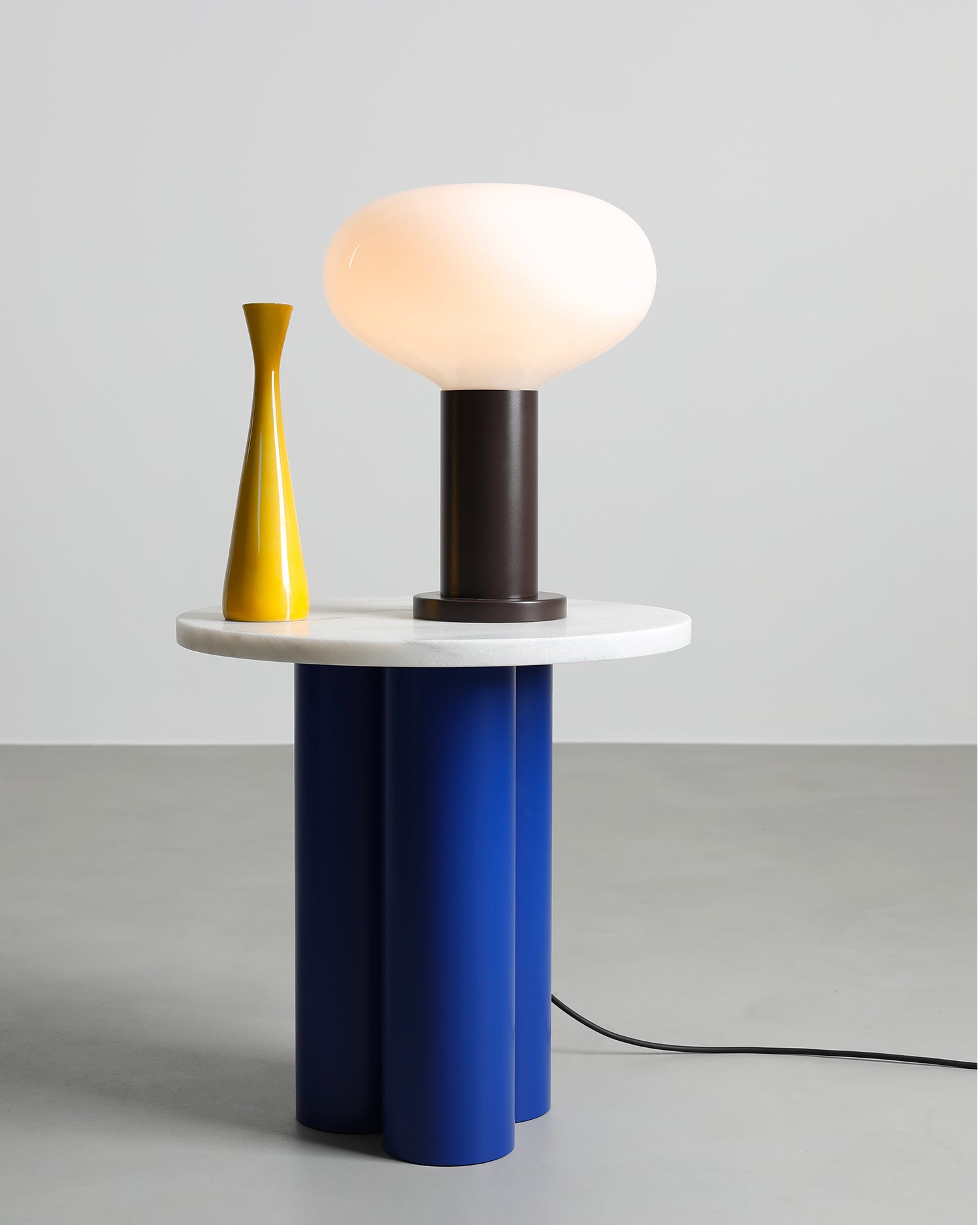 Lampada da tavolo Flo, marrone