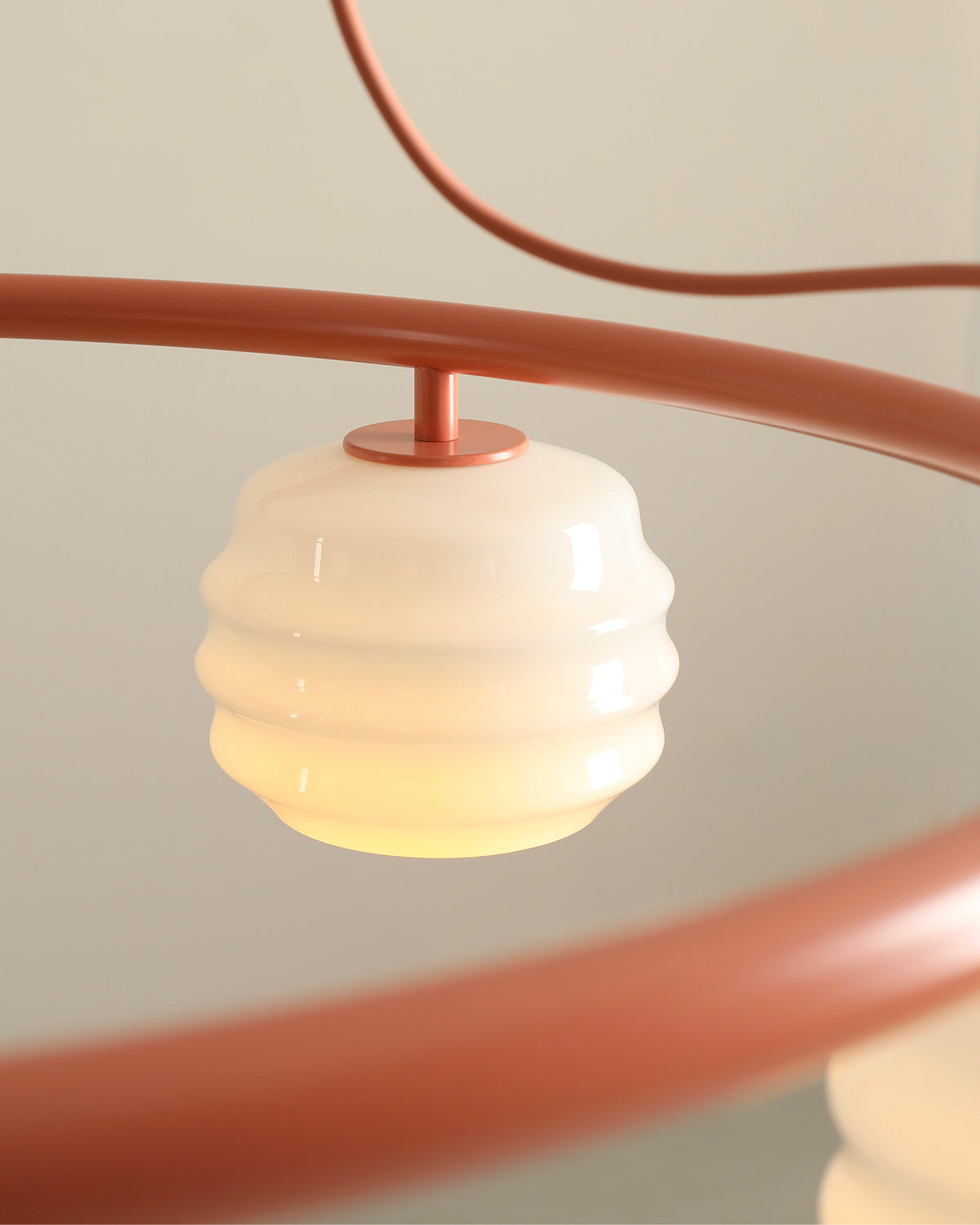 Lampadario circolare in metallo e vetro Puff