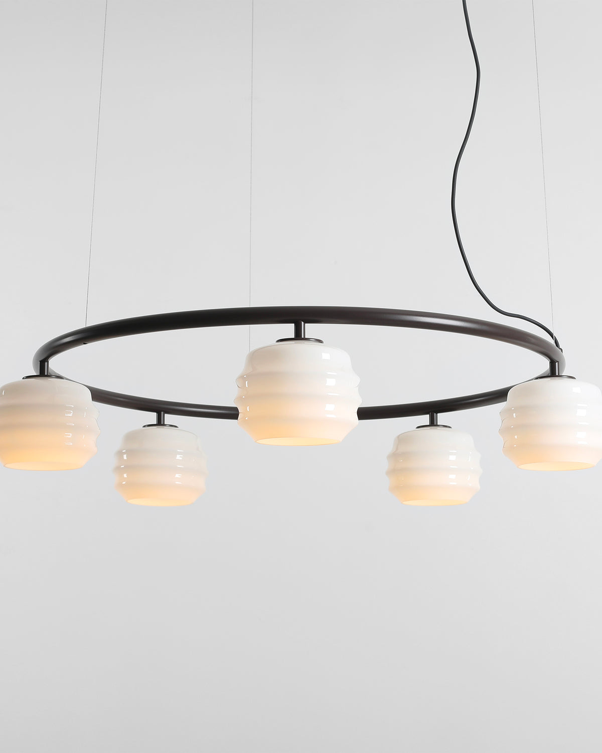 Lampadario circolare in metallo e vetro Puff