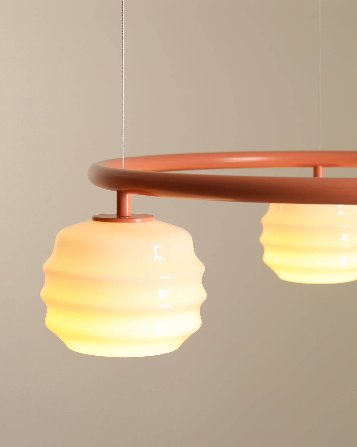 Lampadario circolare in metallo e vetro Puff