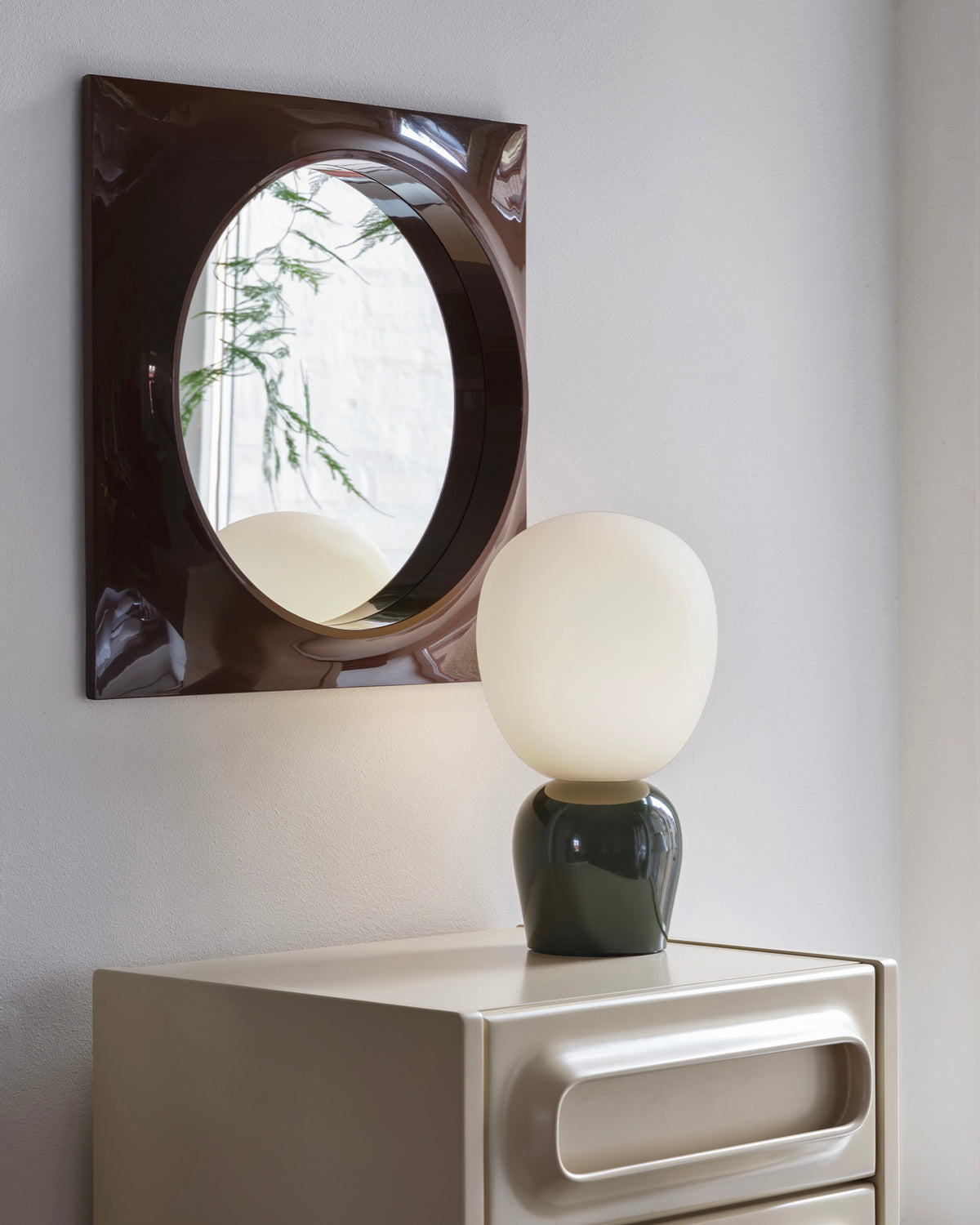 Lampada da tavolo in metallo e vetro opalino Buddy