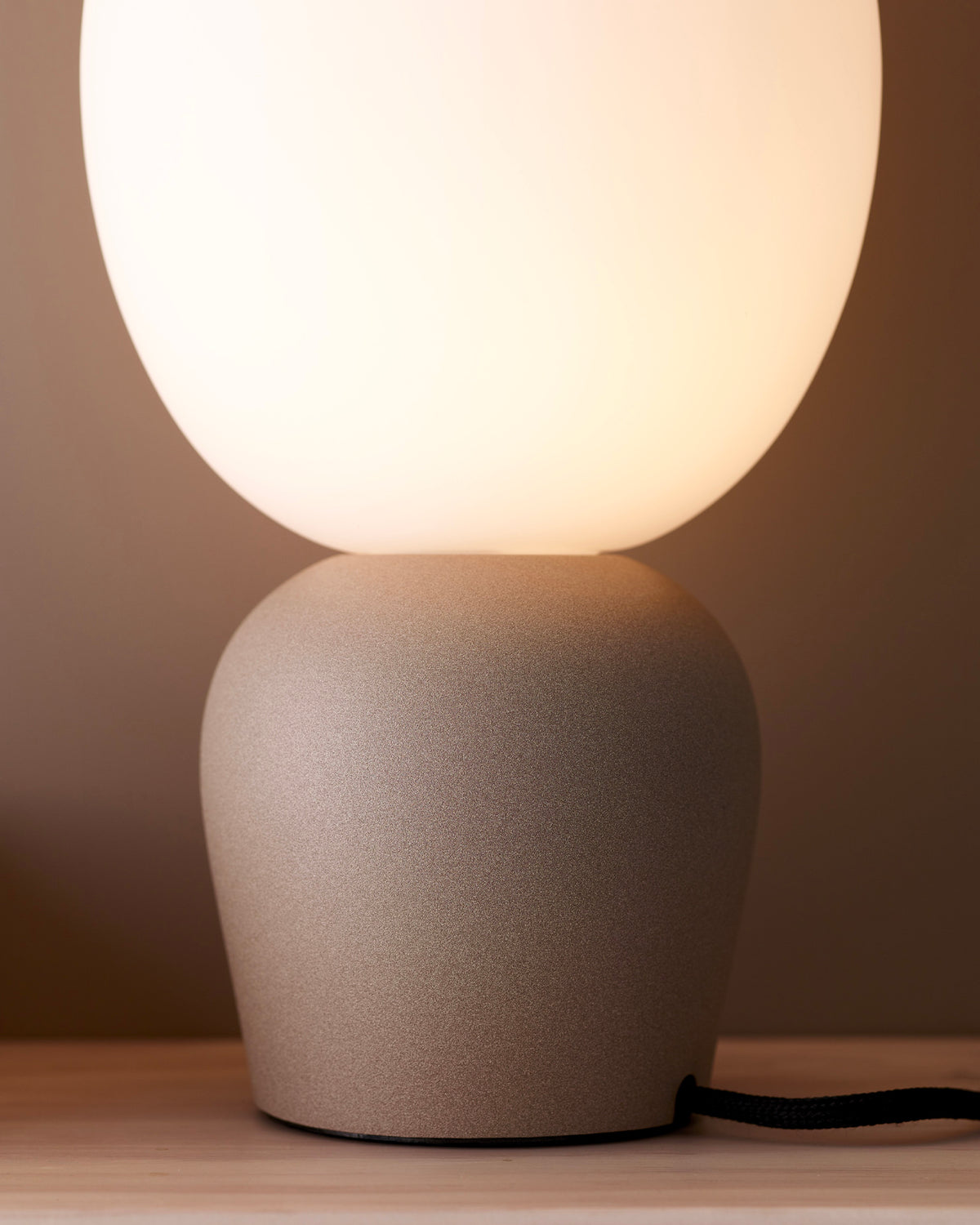 Lampada da tavolo in metallo e vetro opalino Buddy