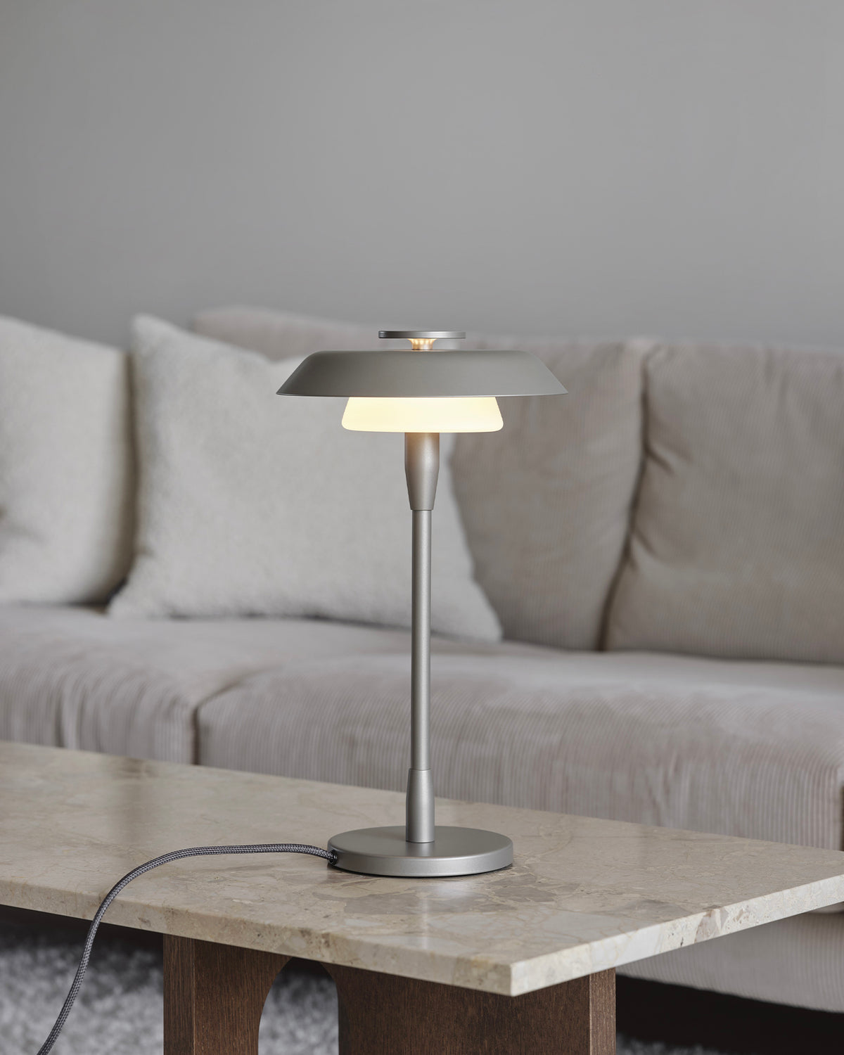 Lampada da tavolo in metallo e vetro soffiato Horisont