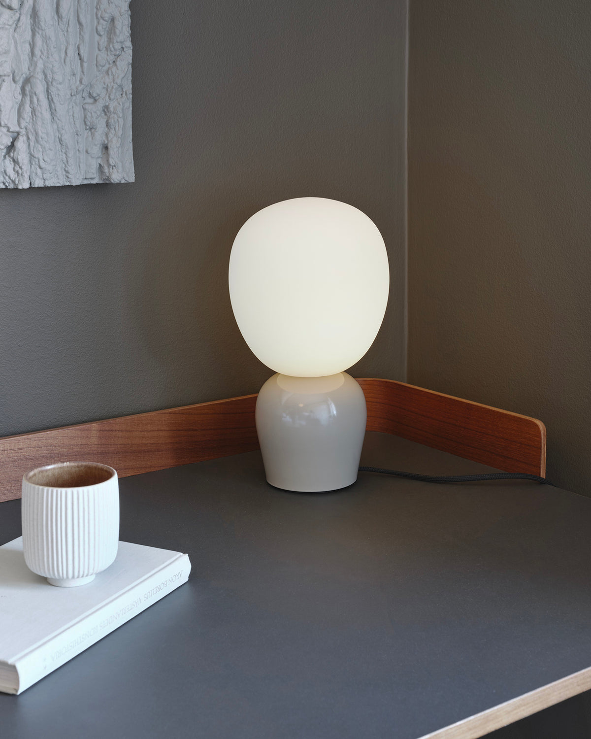 Lampada da tavolo in metallo e vetro opalino Buddy