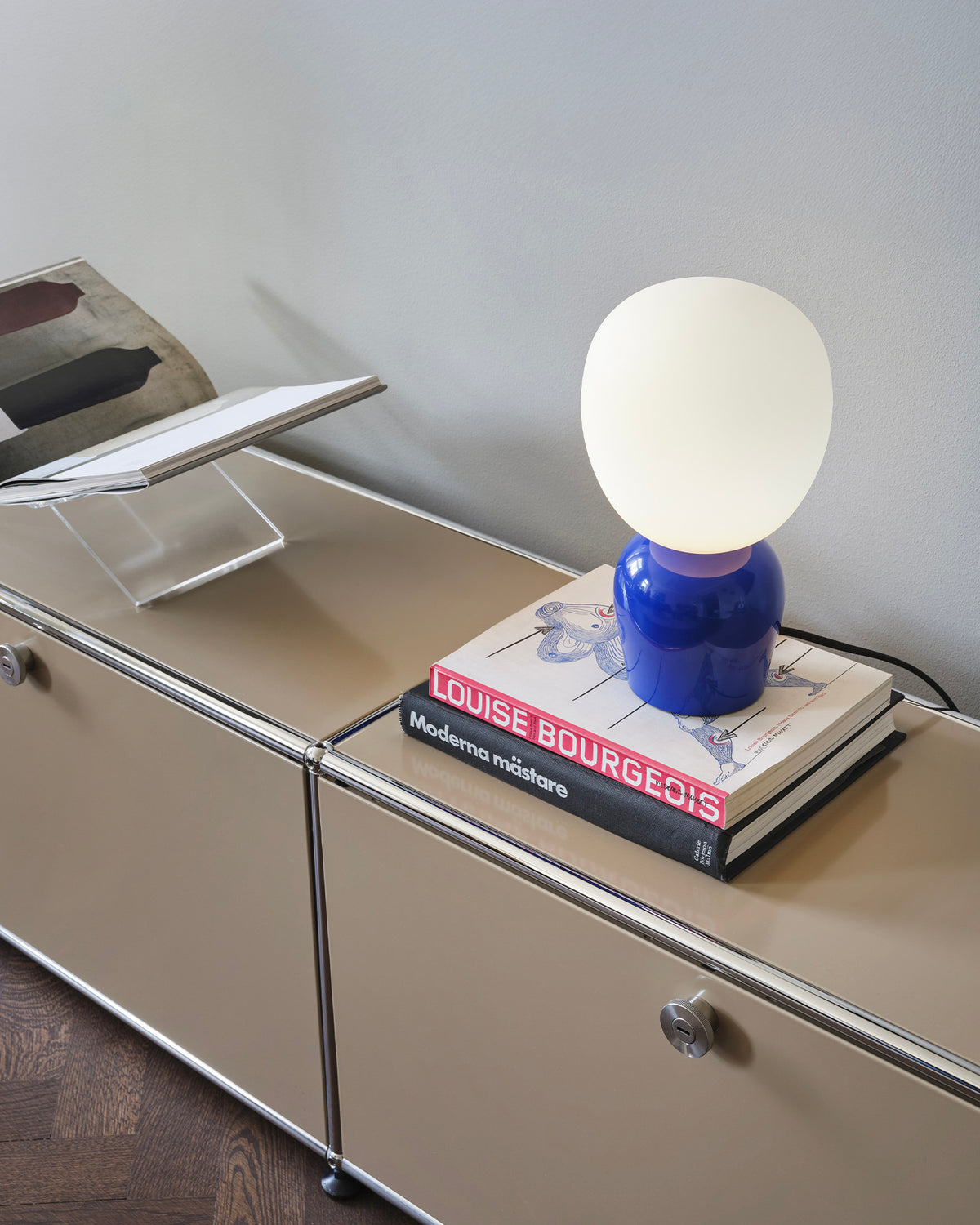 Lampada da tavolo in metallo e vetro opalino Buddy