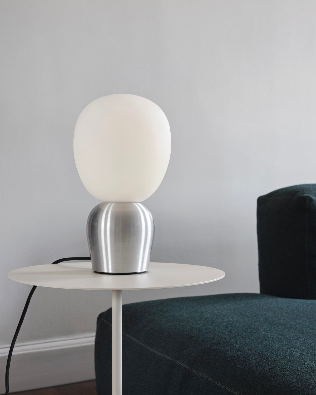 Lampada da tavolo in metallo e vetro opalino Buddy