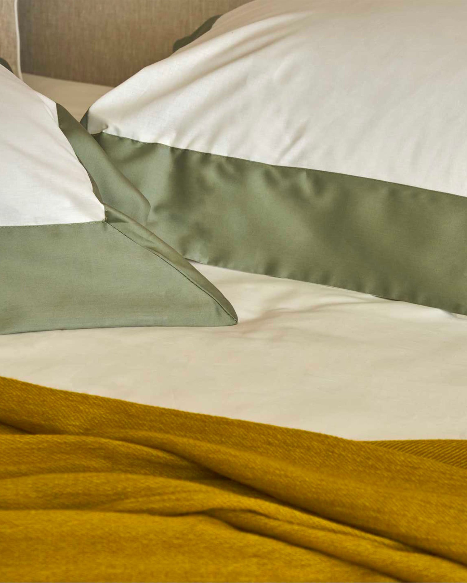 Parure copripiumino in cotone con balze in raso Diamante, 16 colori disponibili