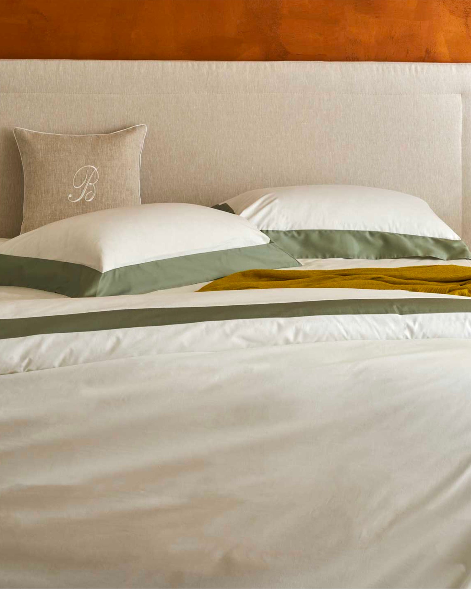 Parure copripiumino in cotone con balze in raso Diamante, 16 colori disponibili