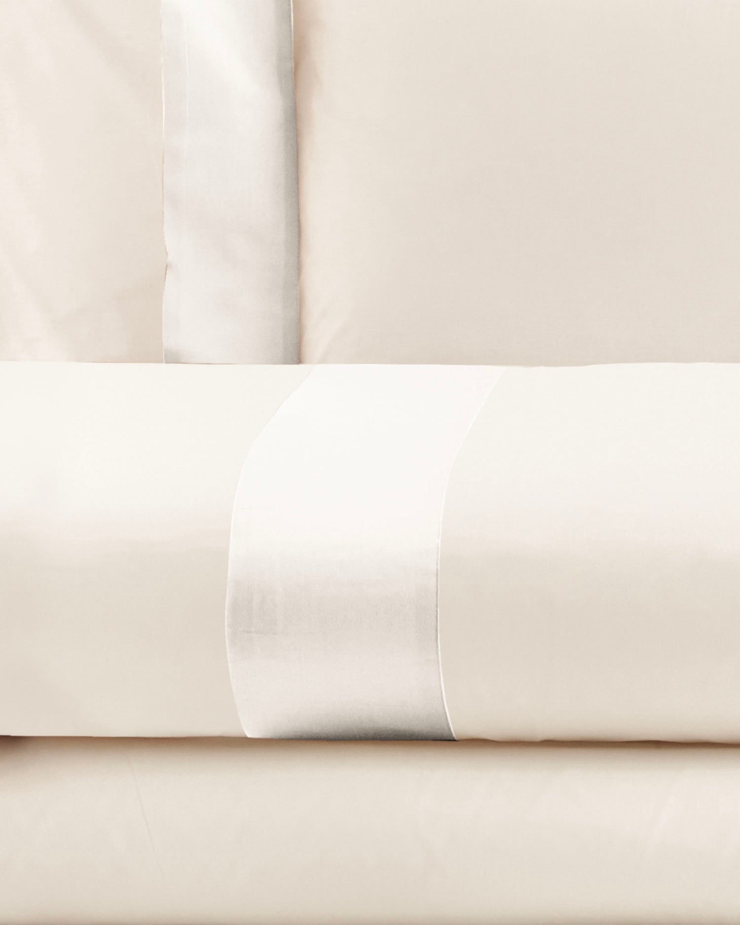 Parure copripiumino in cotone con balze in raso Diamante, 16 colori disponibili