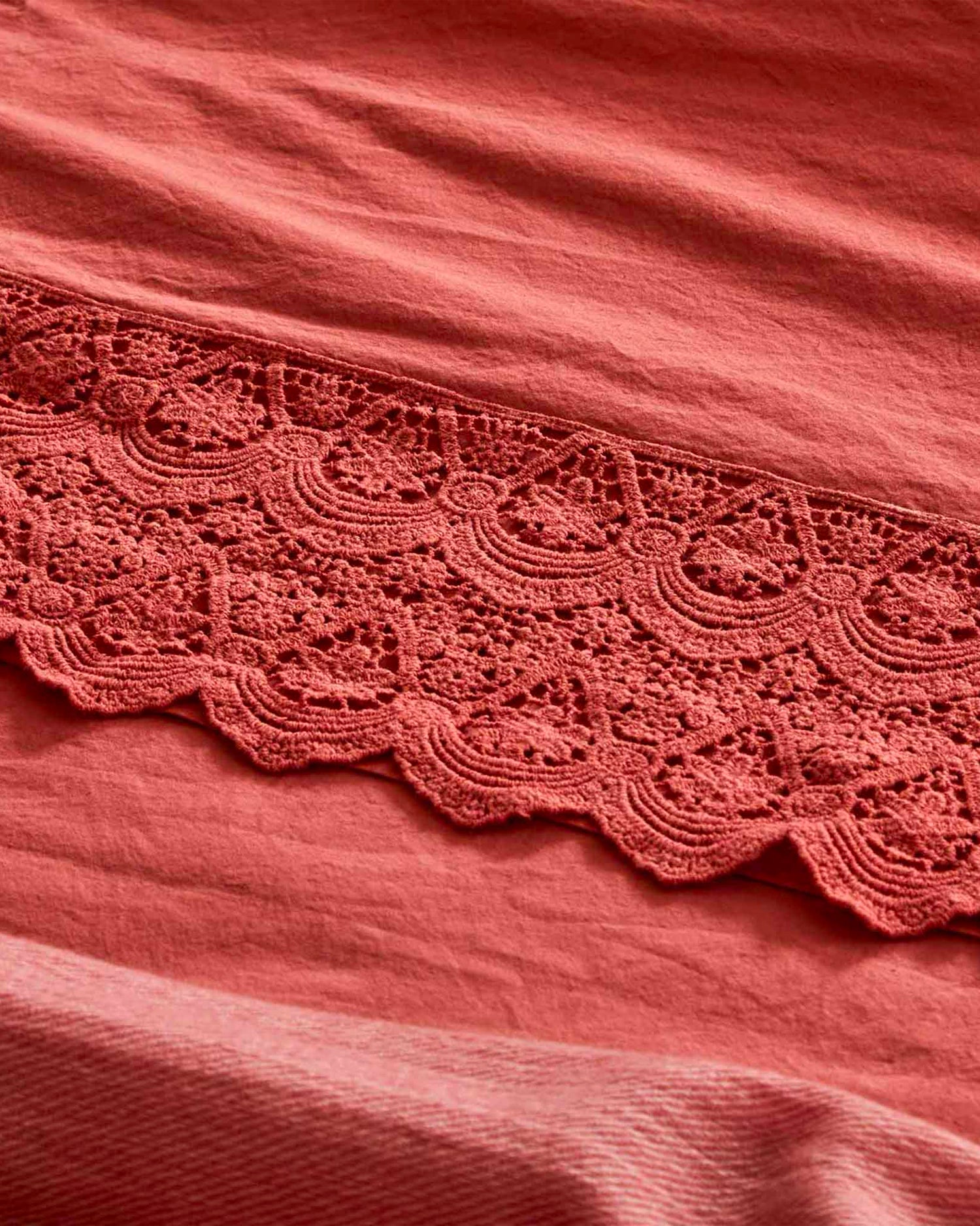 Completo letto matrimoniale in puro cotone con pizzo macramé Canastra, 13 colori disponibili