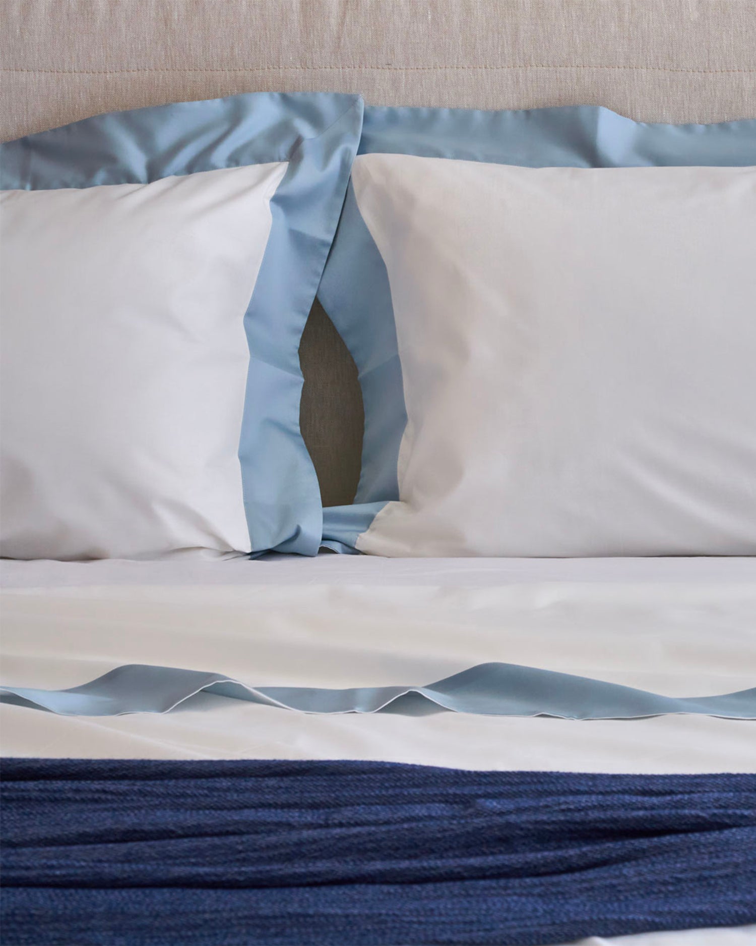 Completo letto in cotone con balze in raso Diamante, 16 colori disponibili