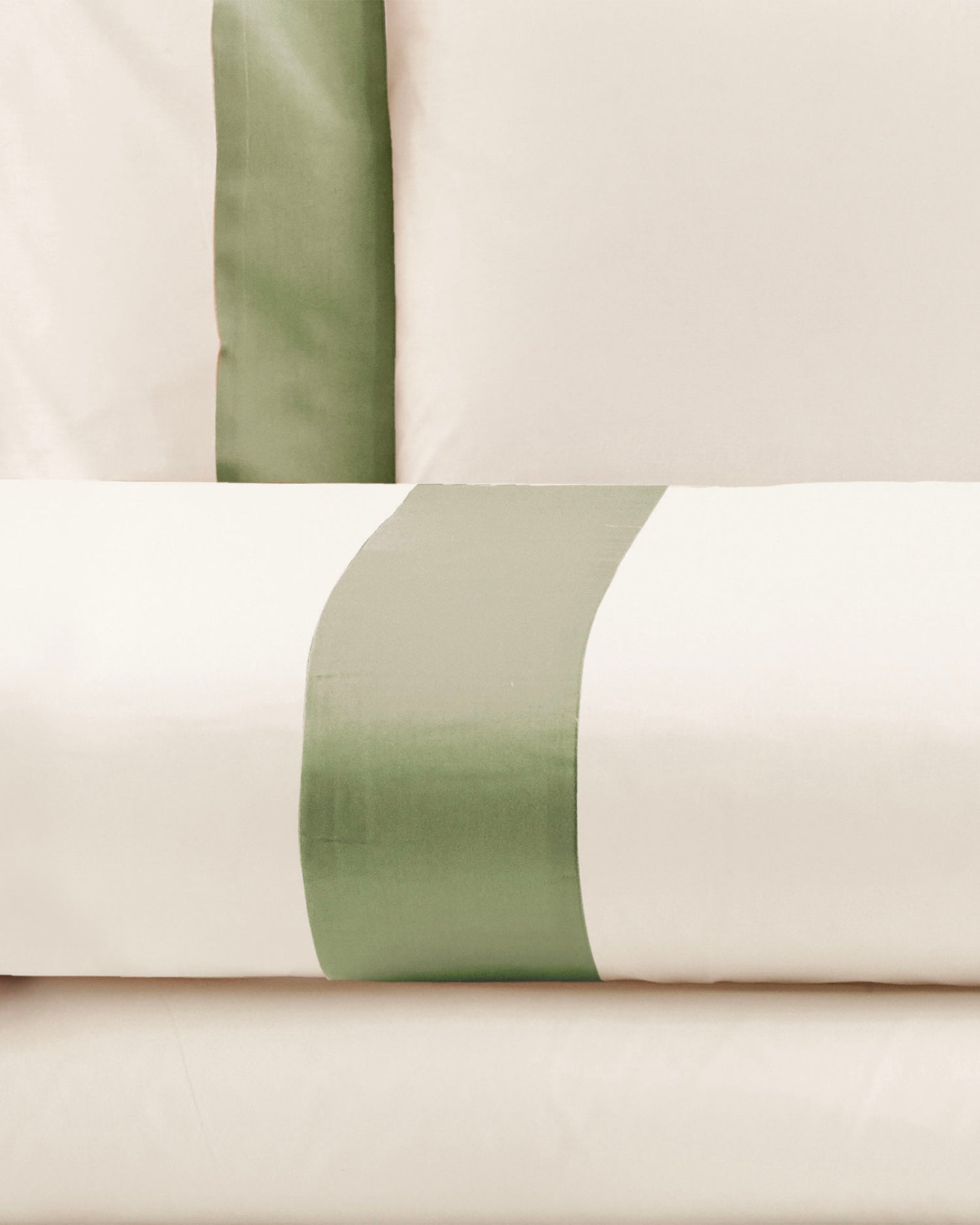 Parure copripiumino in cotone con balze in raso Diamante, 16 colori disponibili