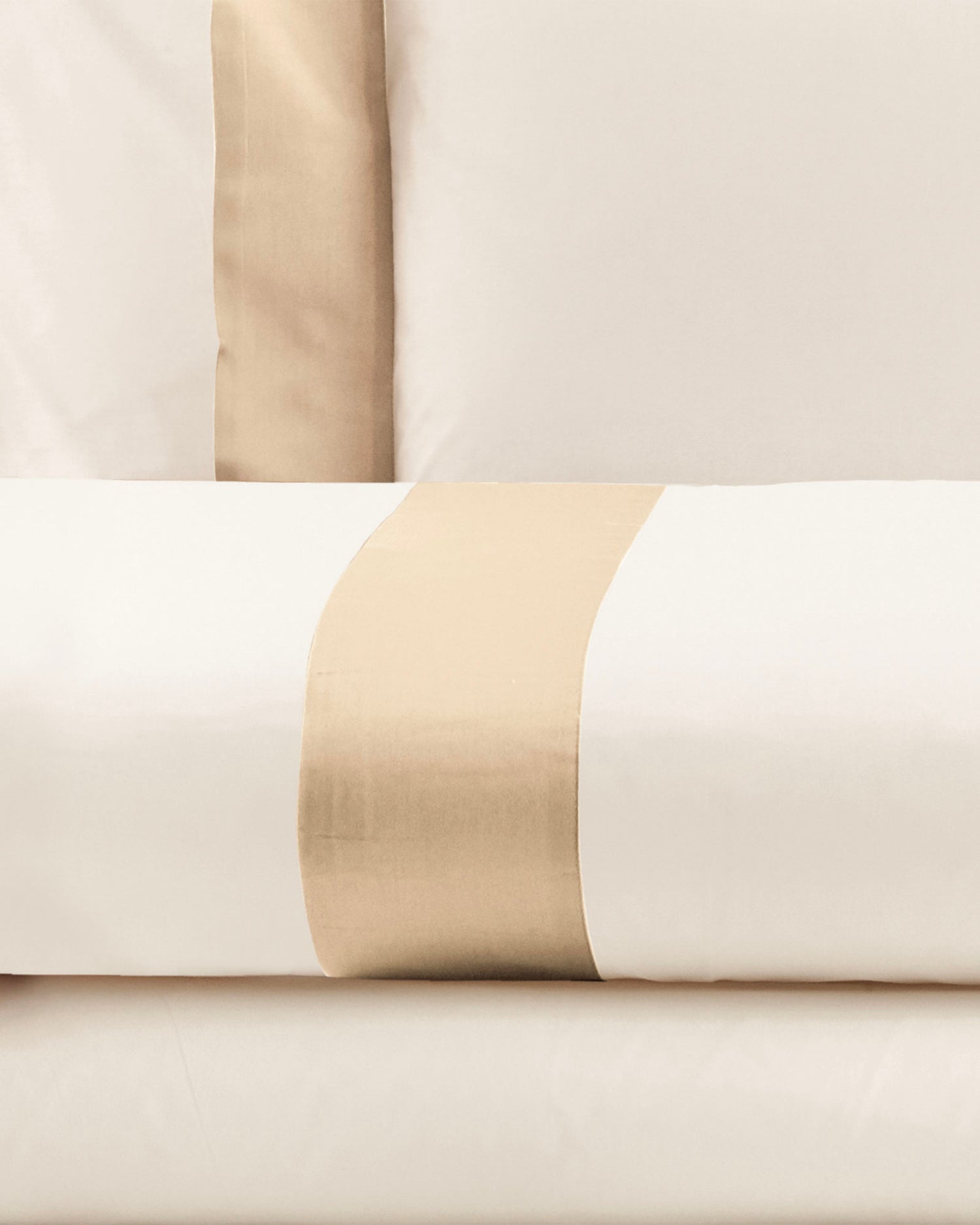 Parure copripiumino in cotone con balze in raso Diamante, 16 colori disponibili