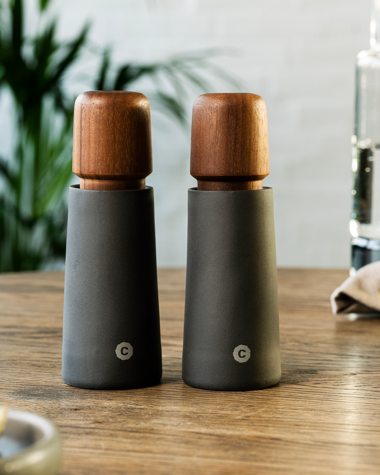 Macinaspezie in legno di noce e ceramica nera Stockholm