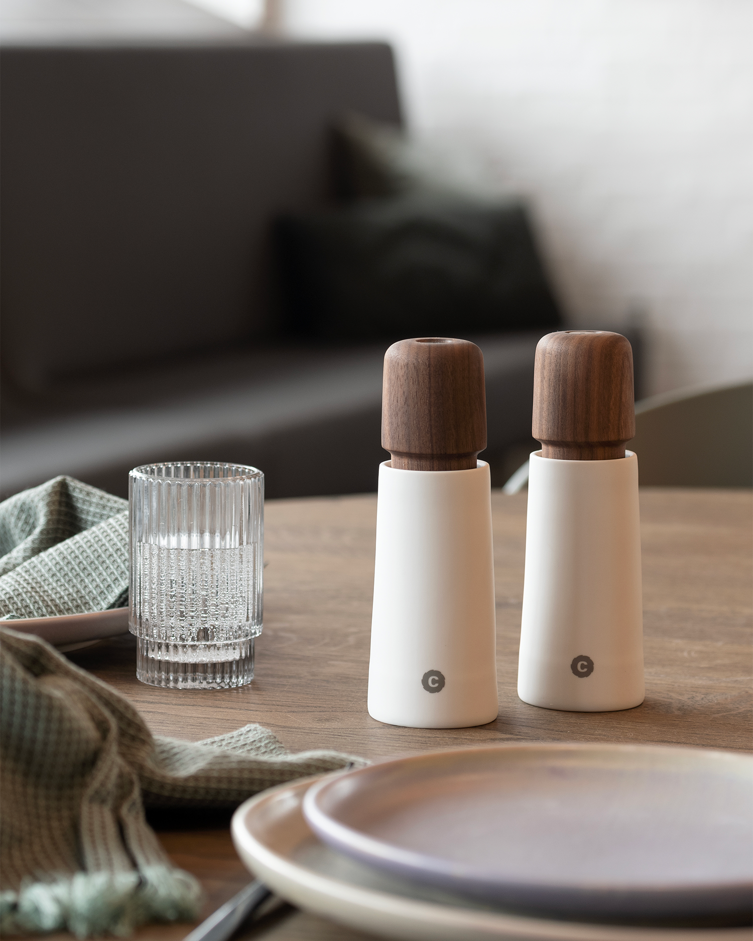 Macinaspezie in legno di noce e ceramica bianca Stockholm