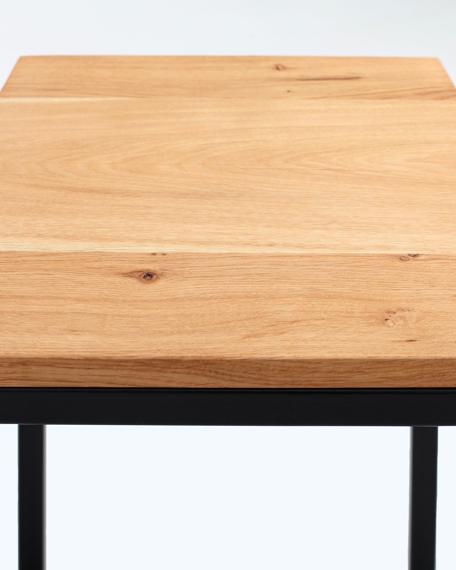 Tavolino in metallo e legno di rovere Lupe, nero