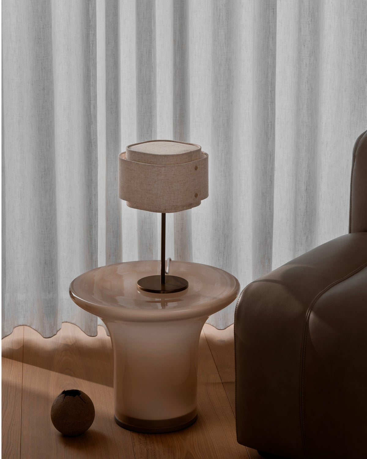 Lampada da tavolo in lino e ottone Takai